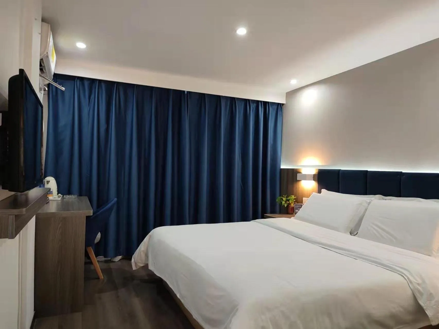 Bed in 7Days Inn Chenzhou West High Speed Railway Station