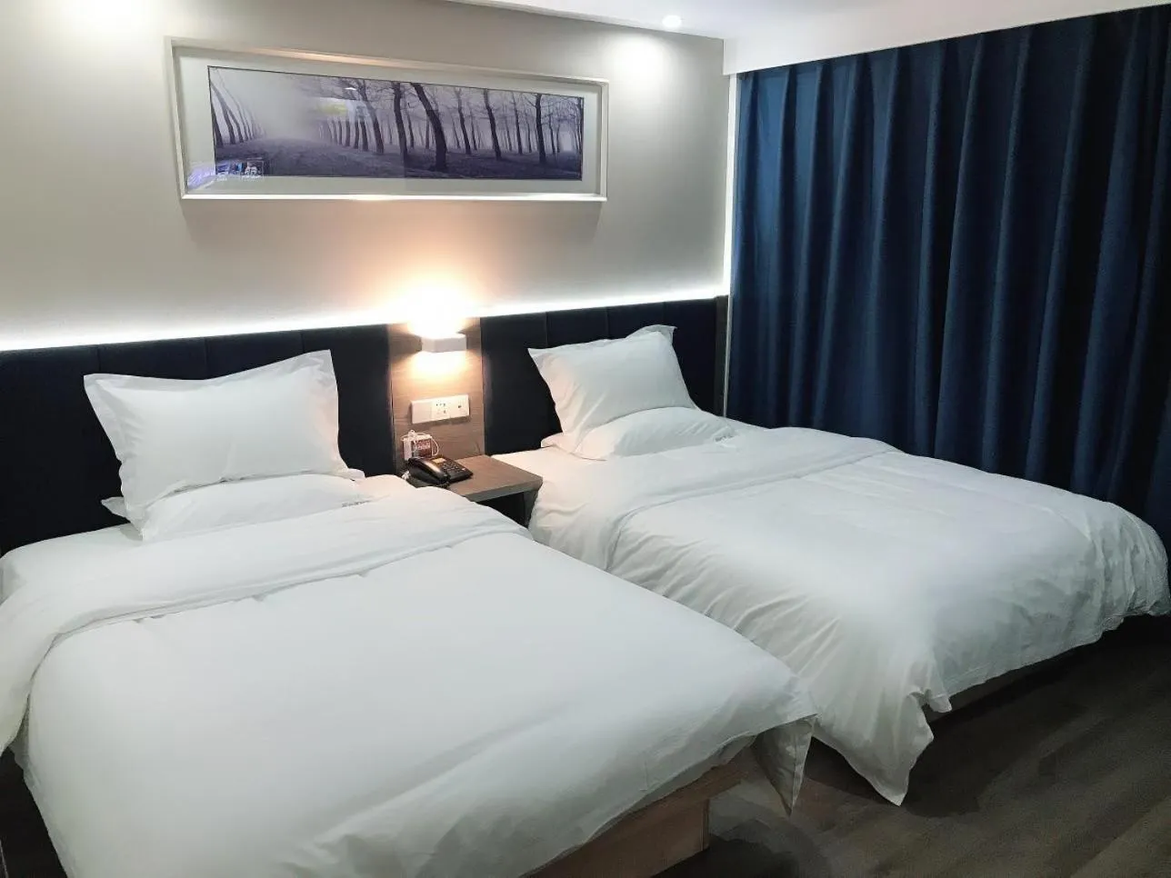 Bed in 7Days Inn Chenzhou West High Speed Railway Station