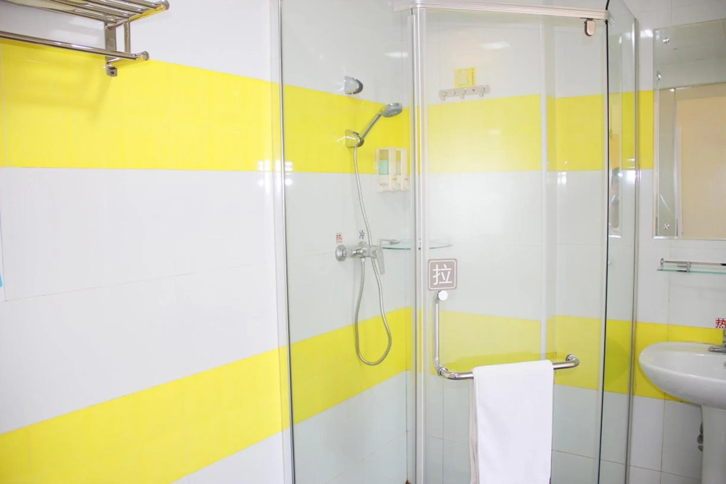 Bathroom in 7Days Inn Taiyuan Shanxi Hospital