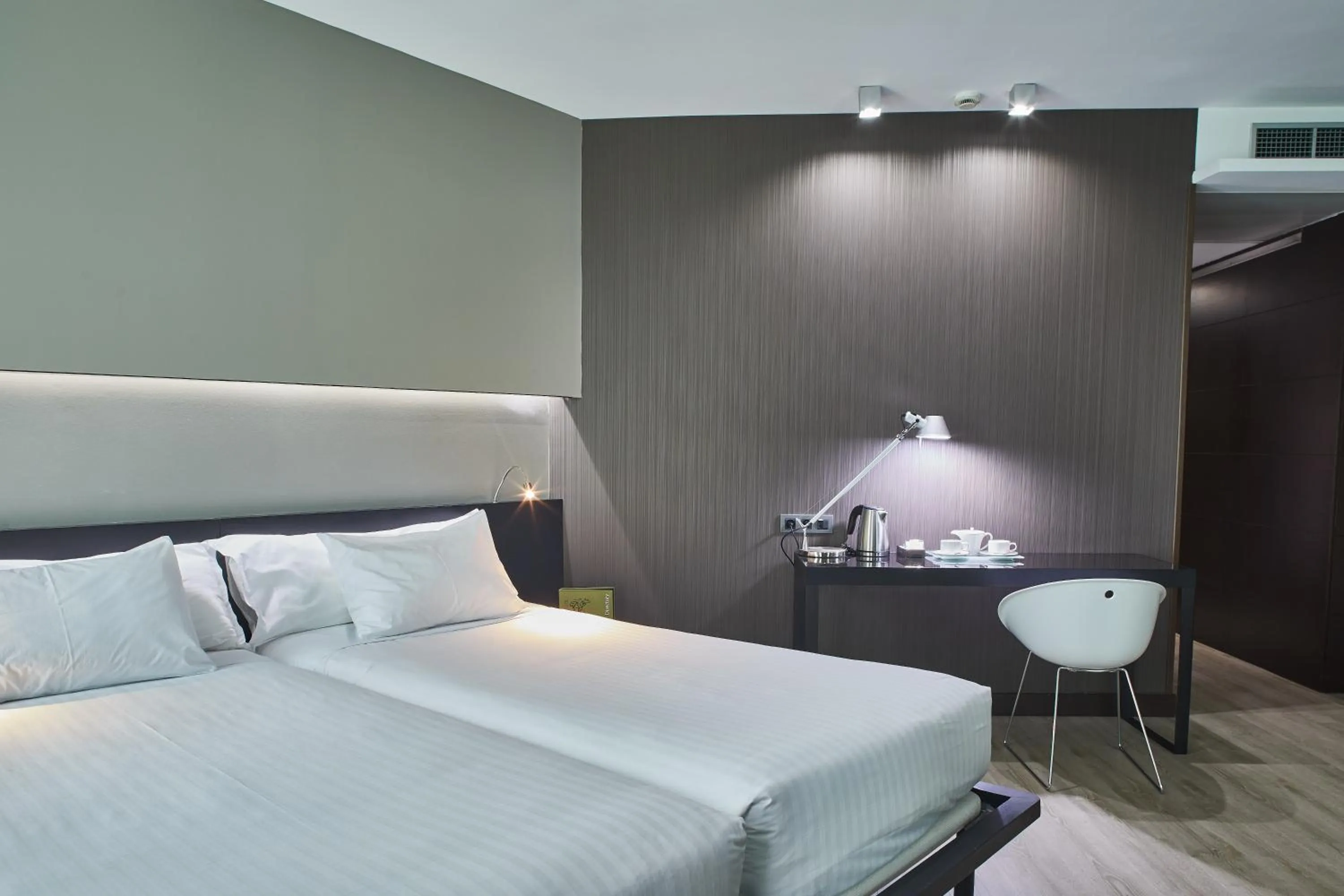 Photo of the whole room, Bed in Silken Gran Teatro