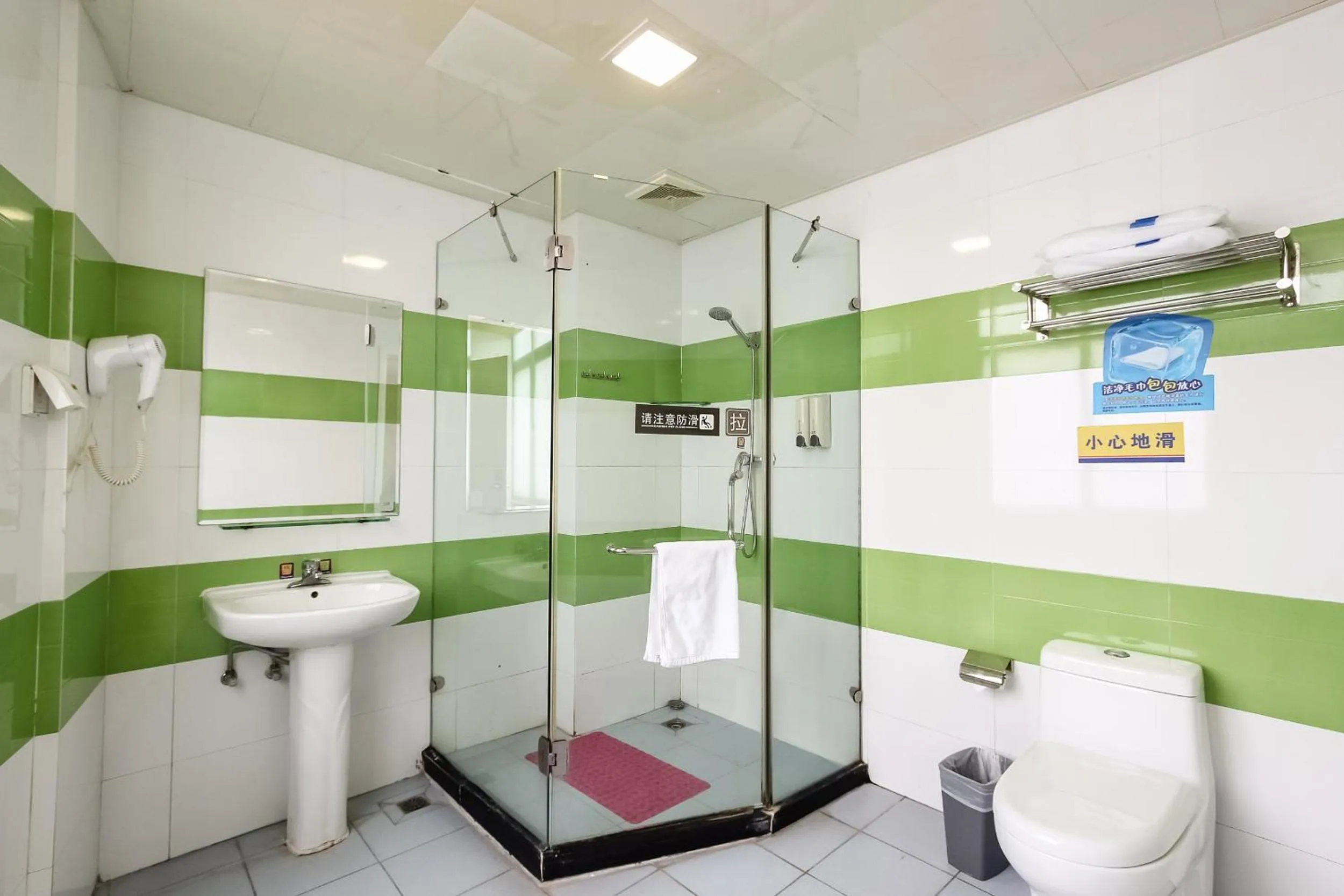 Bathroom in 7Days Inn Guangzhou Meihuayuan Metro Station