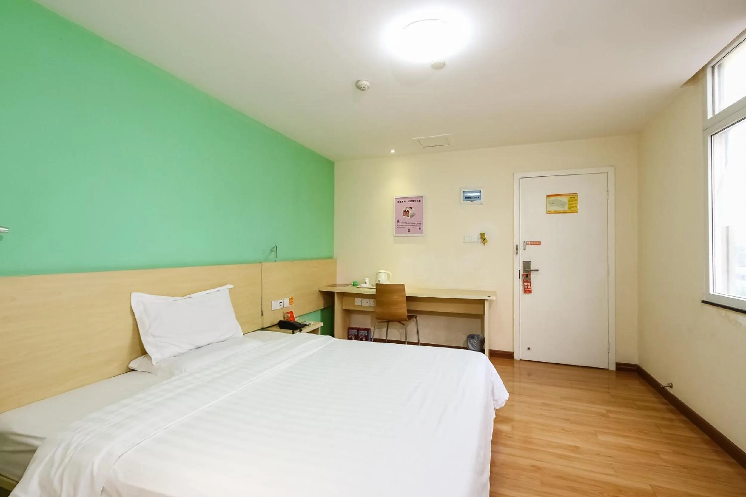 Photo of the whole room, Bed in 7Days Inn Guangzhou Meihuayuan Metro Station