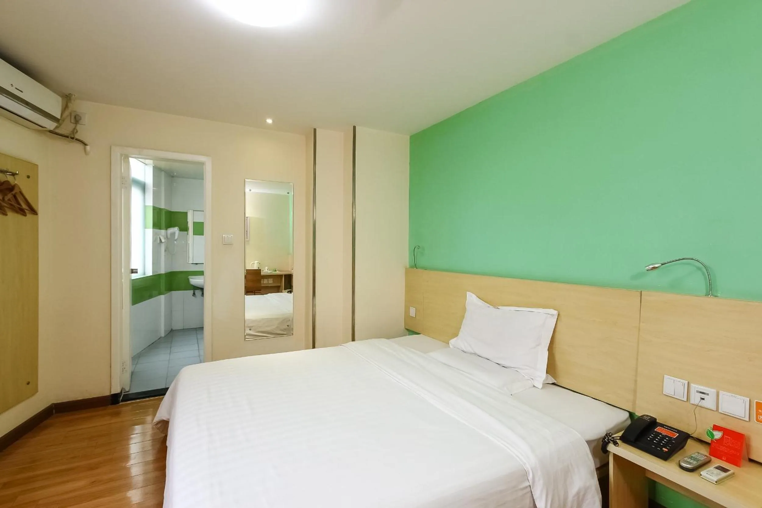 Photo of the whole room, Bed in 7Days Inn Guangzhou Meihuayuan Metro Station