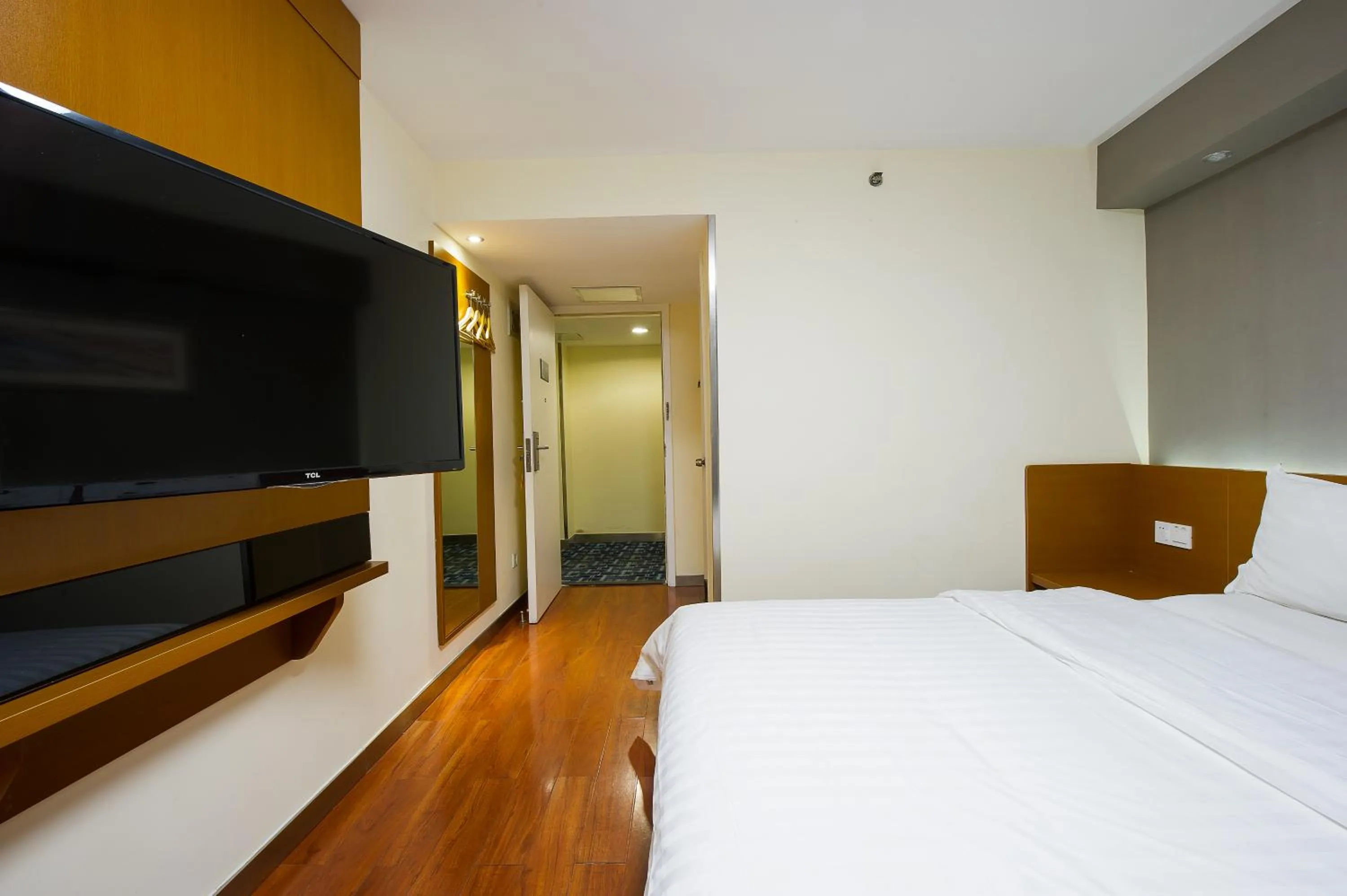 Photo of the whole room, Bed in 7Days Premium Harbin Heping Road Provincial Government