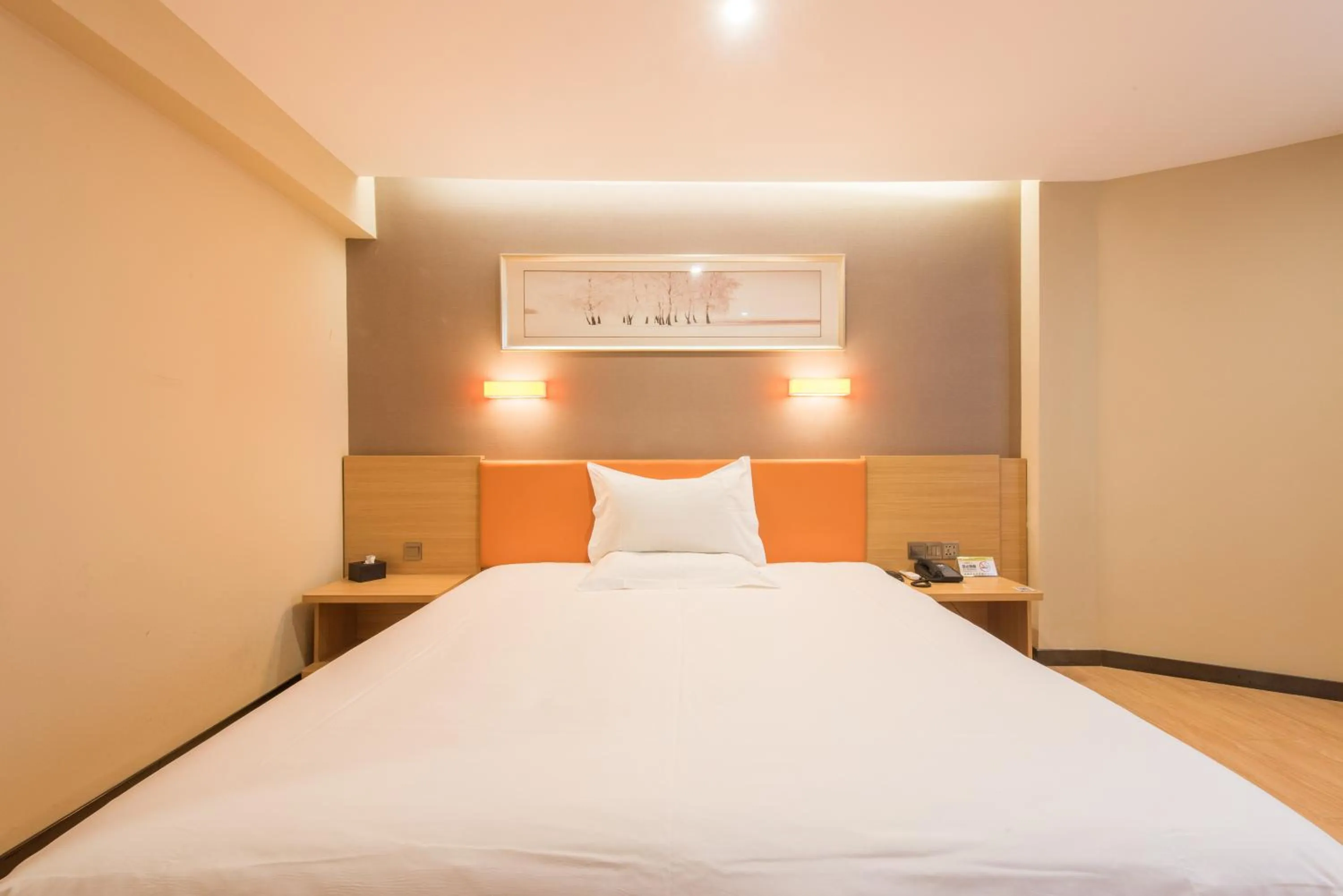 Bed in IU Hotel Beijing West Coach Station Liuliqiao East Metro Station