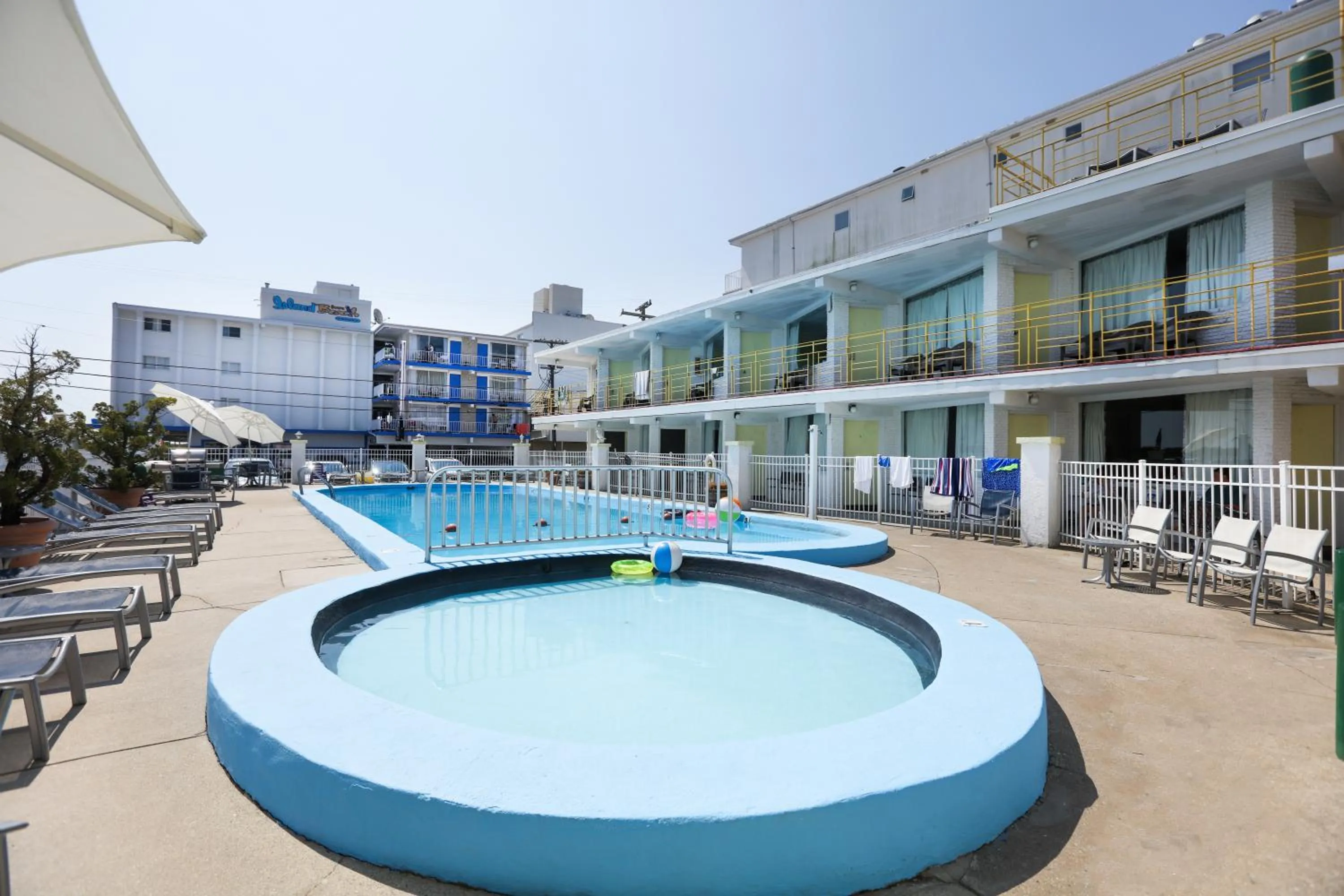 Swimming pool in Viking Motel