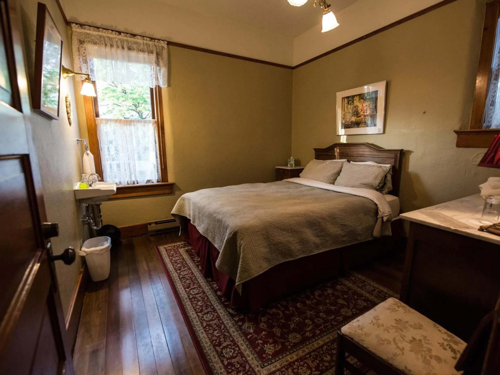 Photo of the whole room, Bed in Balch Hotel