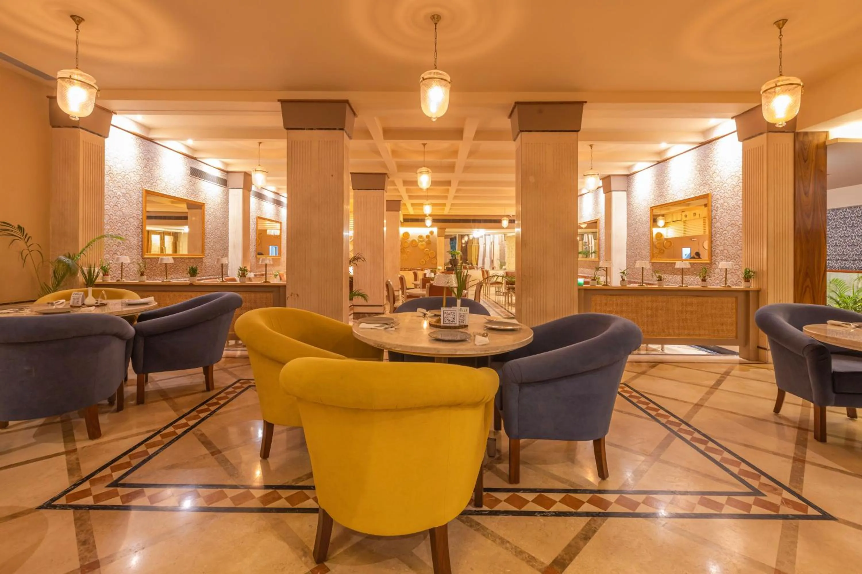 Restaurant/places to eat in Hotel Kamal Palace