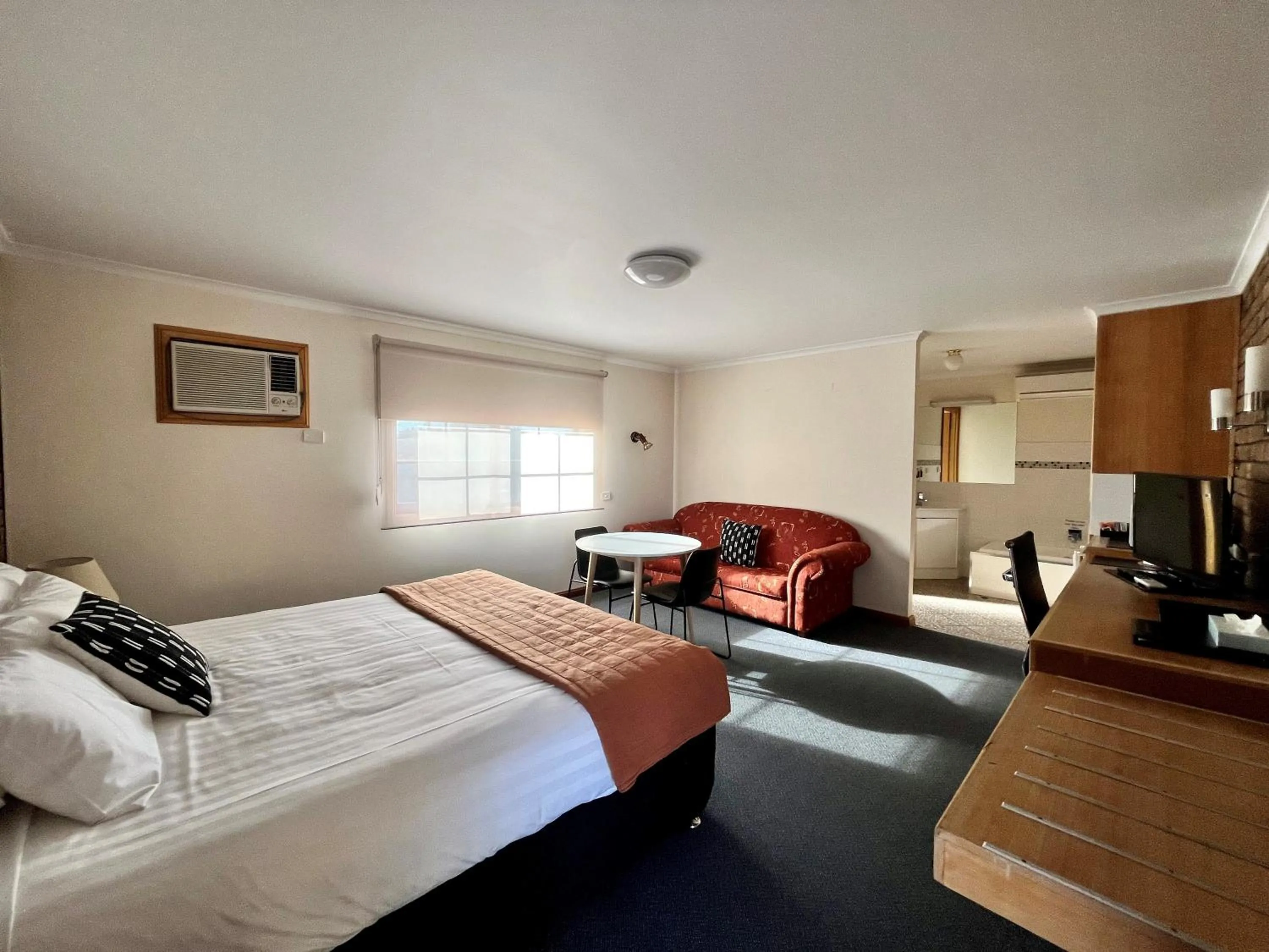 Bed in City Colonial Motor Inn