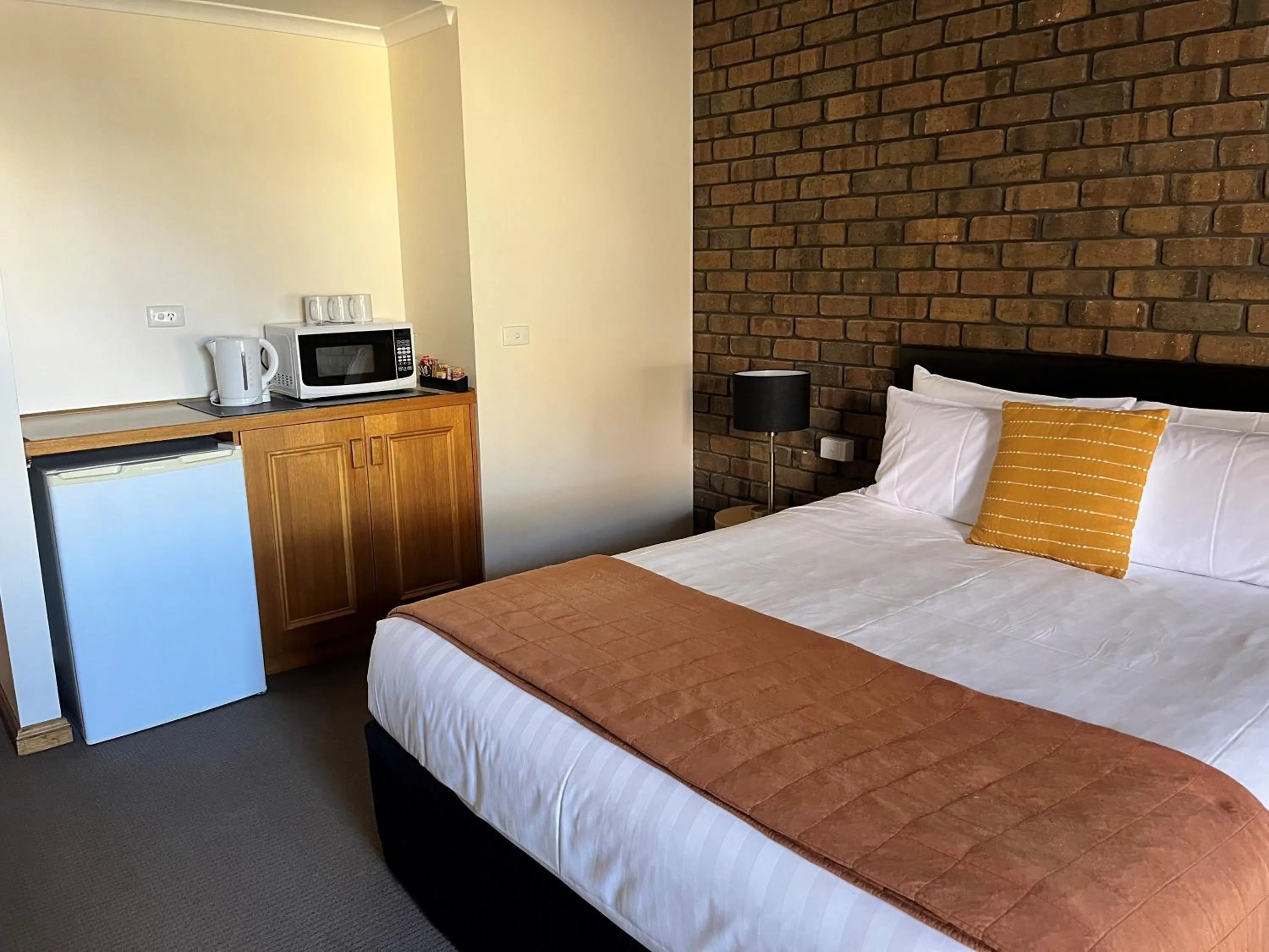 Bed in City Colonial Motor Inn