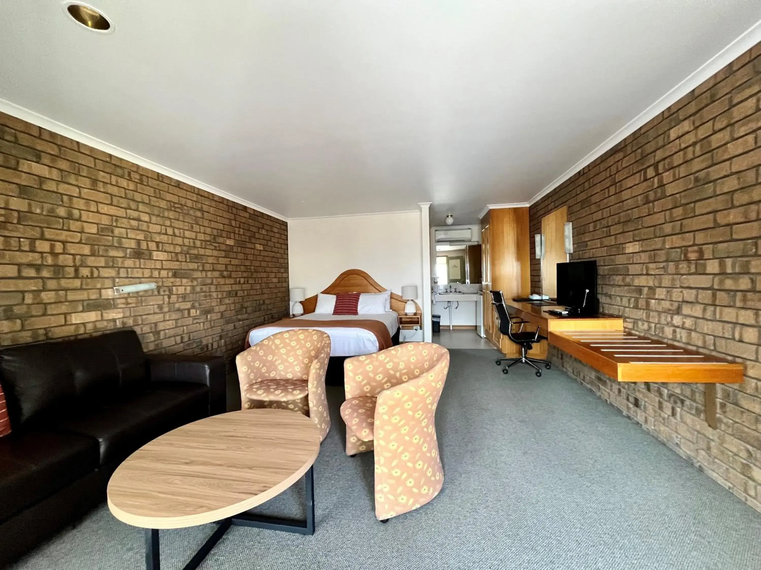 Deluxe Double Room in City Colonial Motor Inn Deluxe Double Room in City Colonial Motor Inn