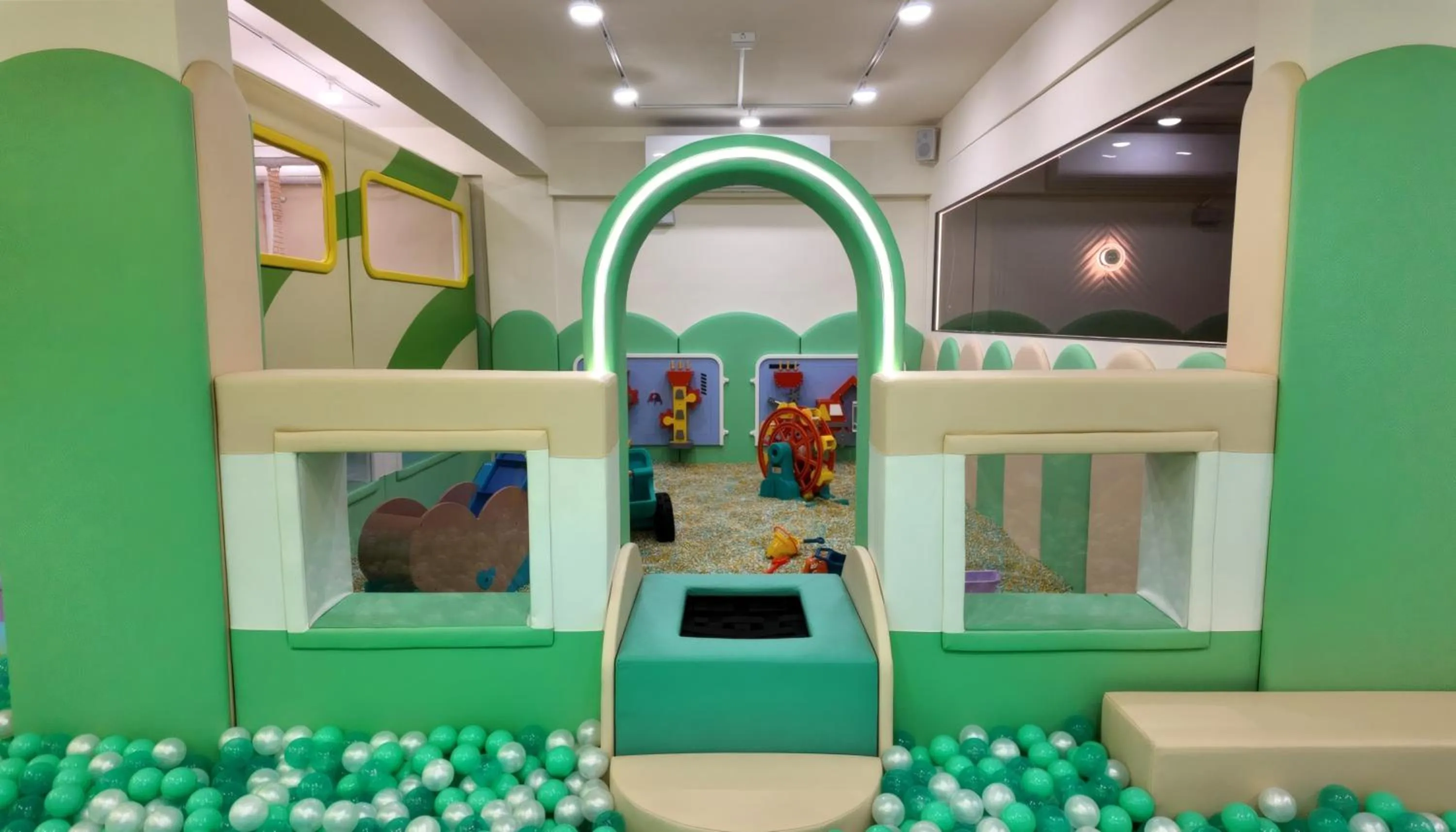 Children play ground in 貓頭鷹城堡-停車方便