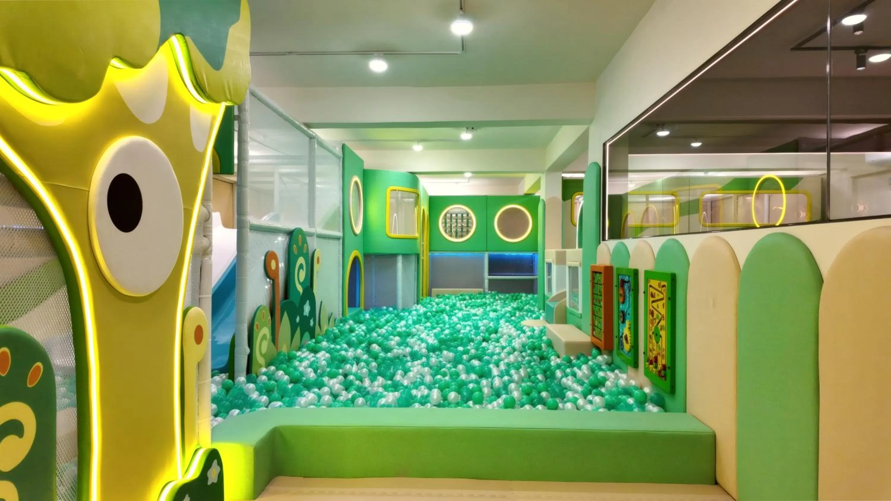 Children play ground in 貓頭鷹城堡-停車方便