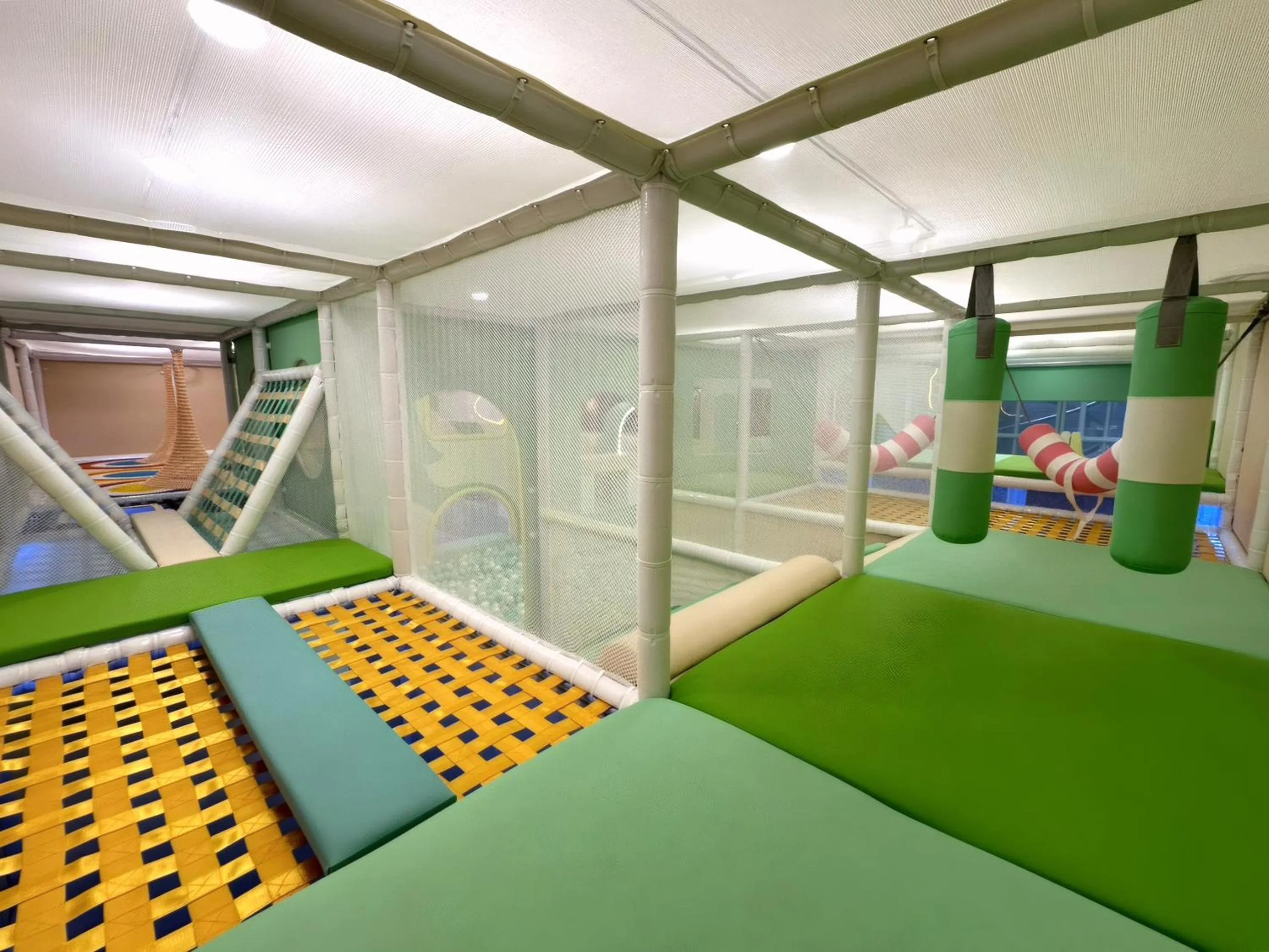 Children play ground in 貓頭鷹城堡-停車方便