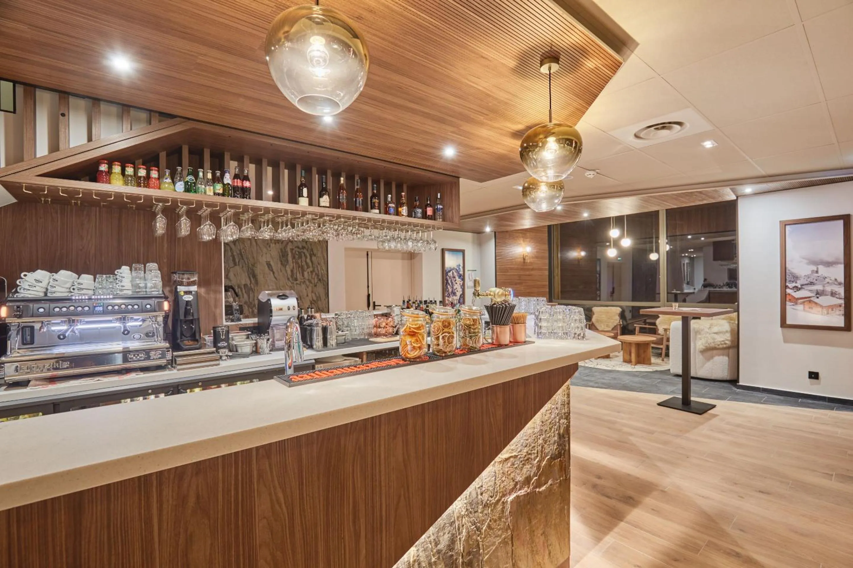 Lounge or bar in Hotel L'Ecrin Blanc by Odalys