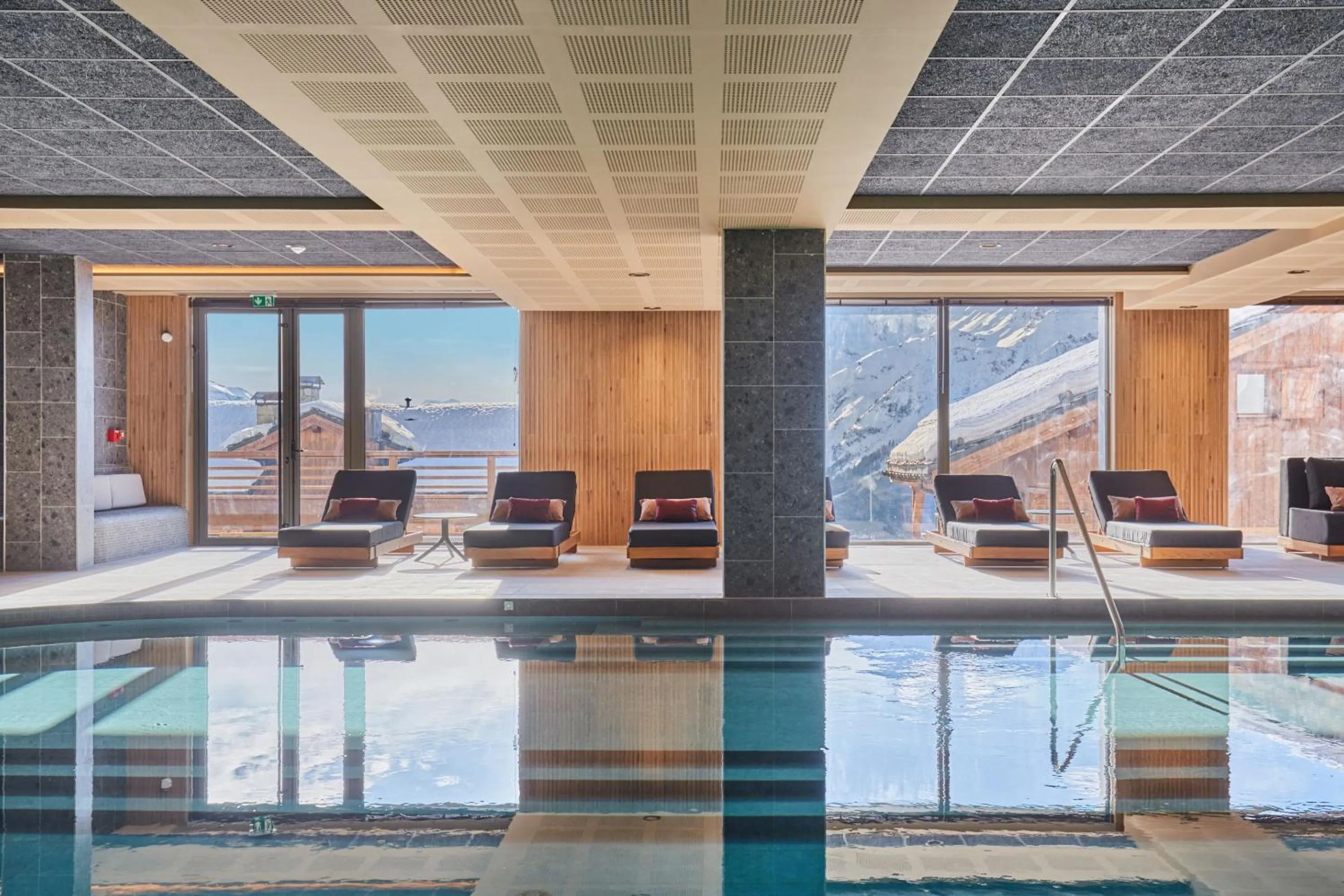 Swimming pool in Hotel L'Ecrin Blanc by Odalys