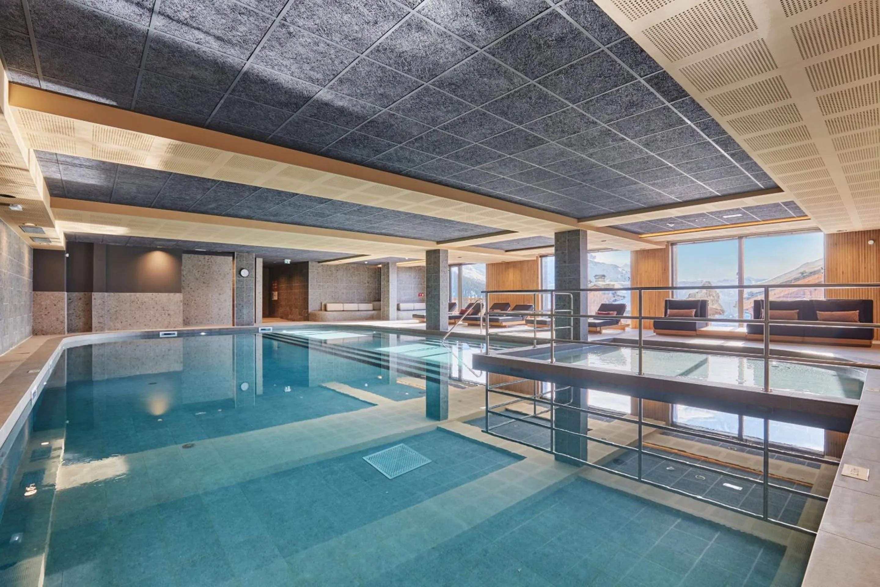 Swimming pool in Hotel L'Ecrin Blanc by Odalys