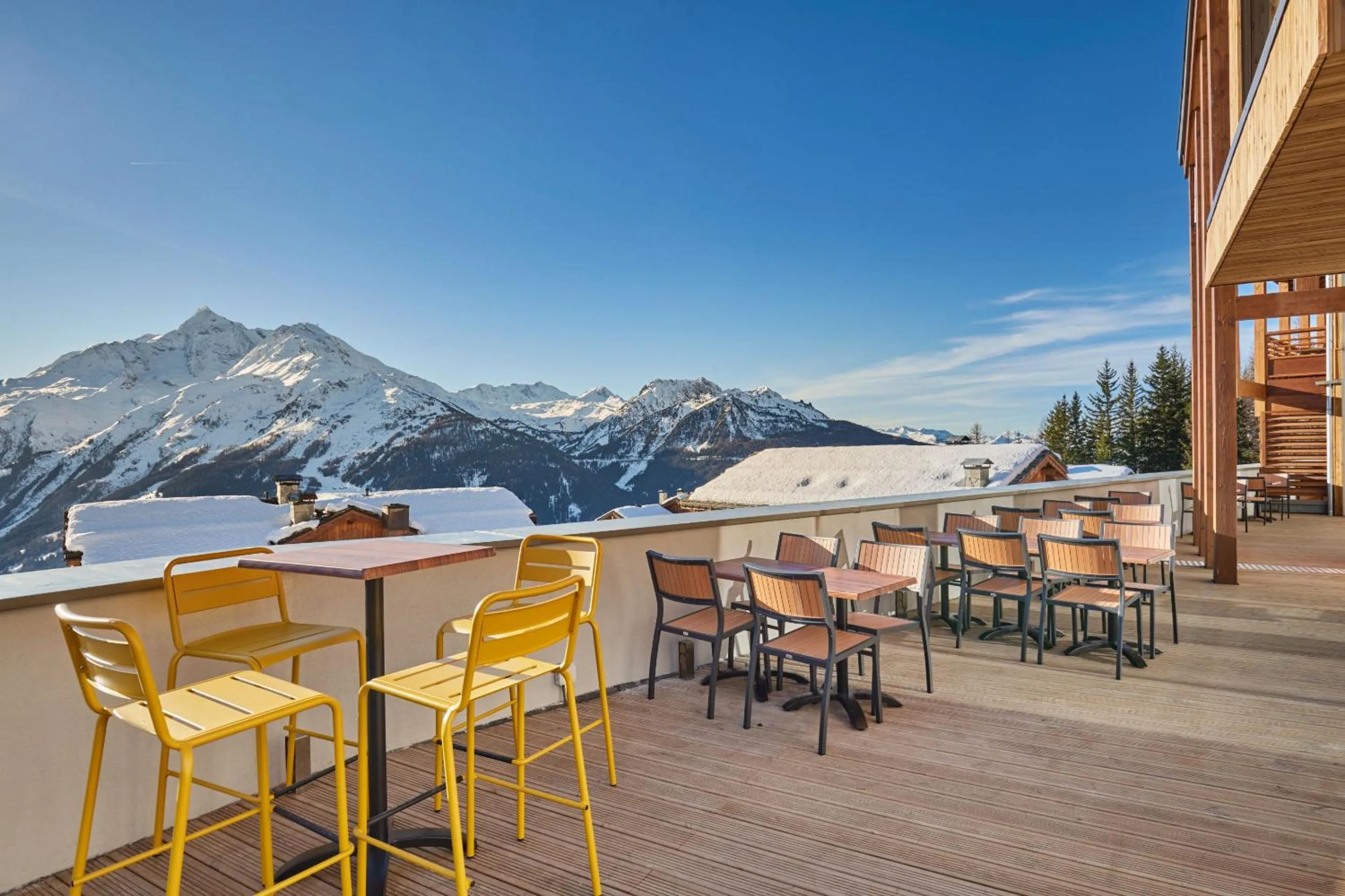 Patio in Hotel L'Ecrin Blanc by Odalys