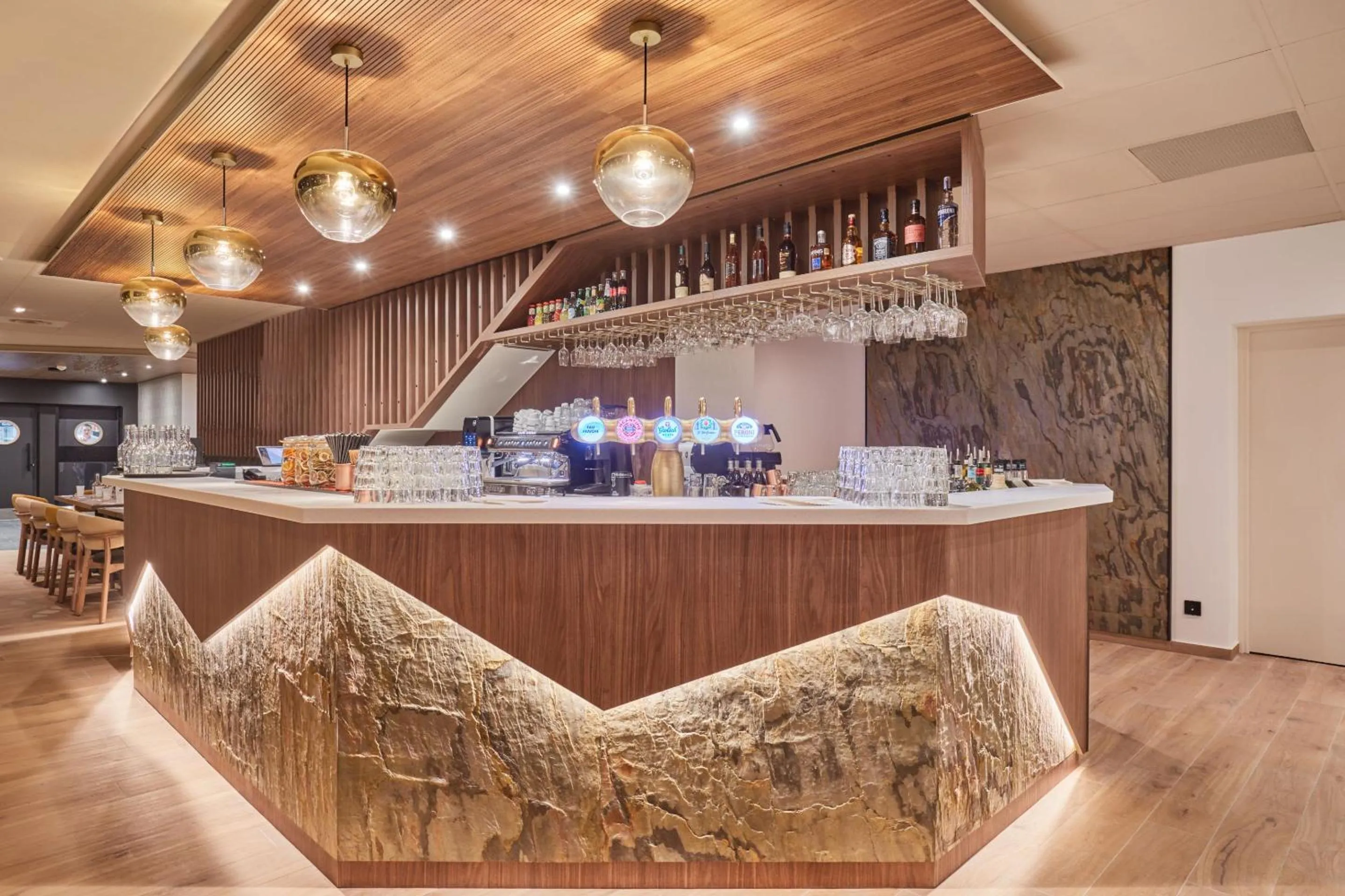 Lounge or bar in Hotel L'Ecrin Blanc by Odalys