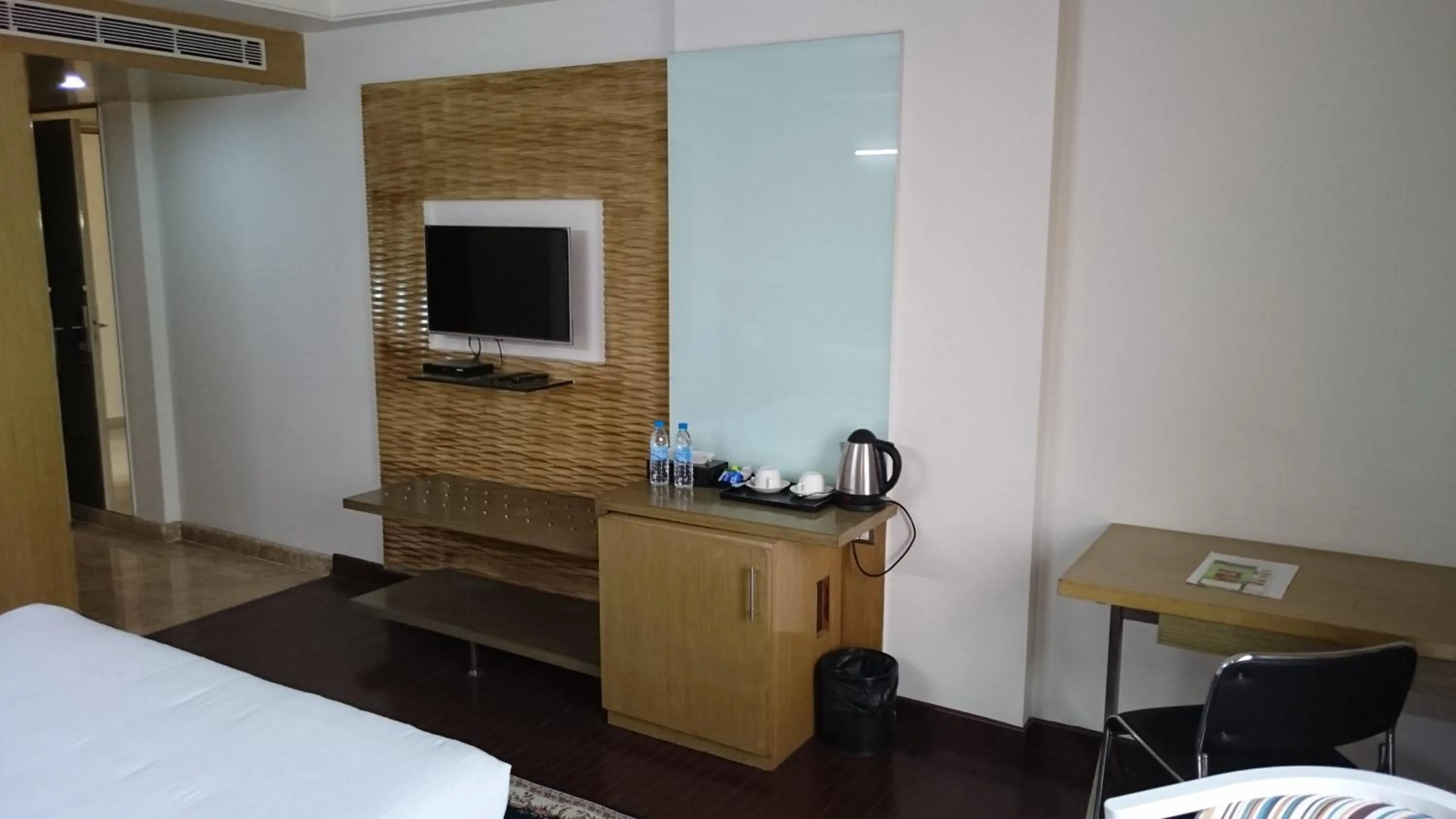 TV and multimedia, Bed in Rosewood International Hotel