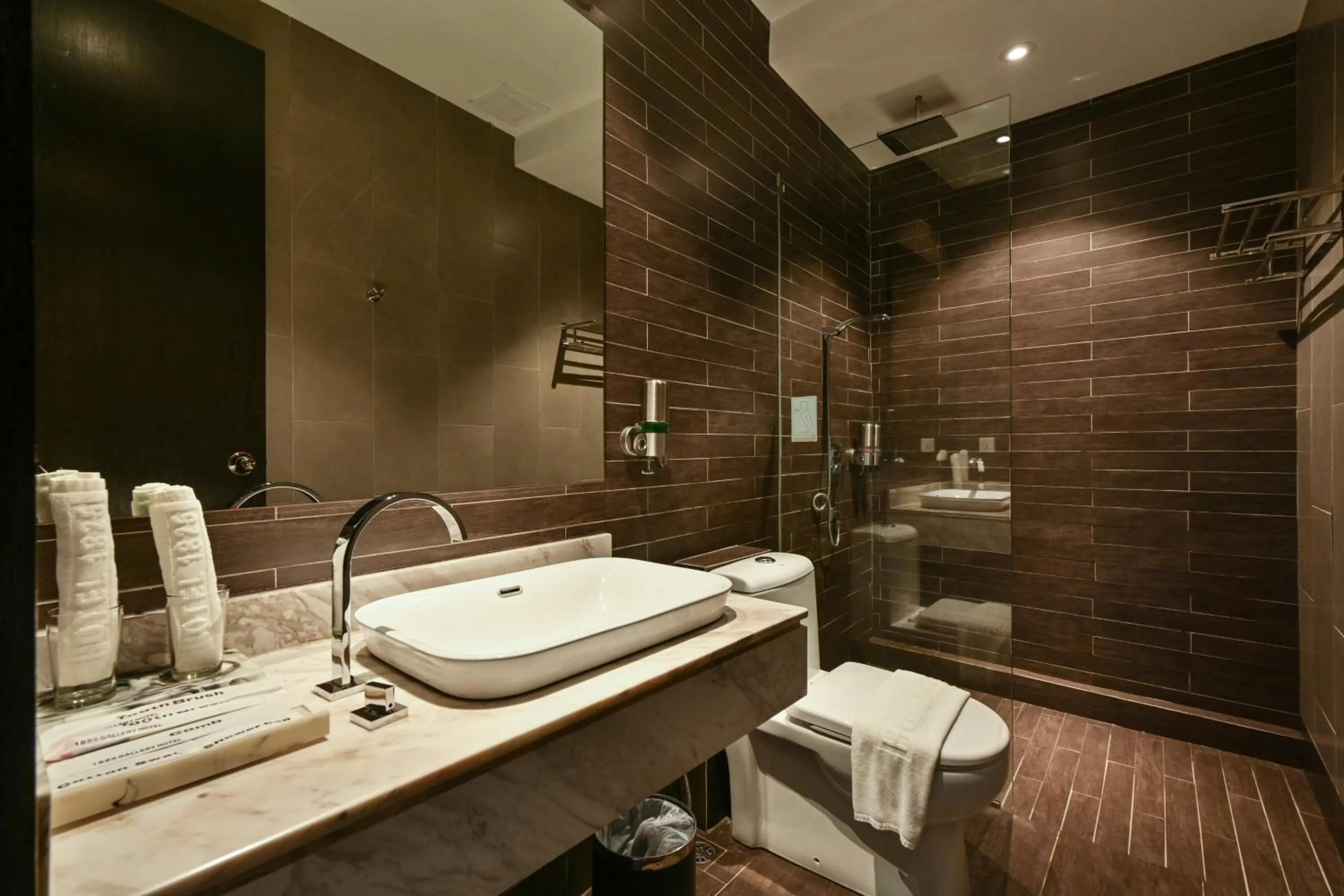 Shower in 1825 Gallery Hotel