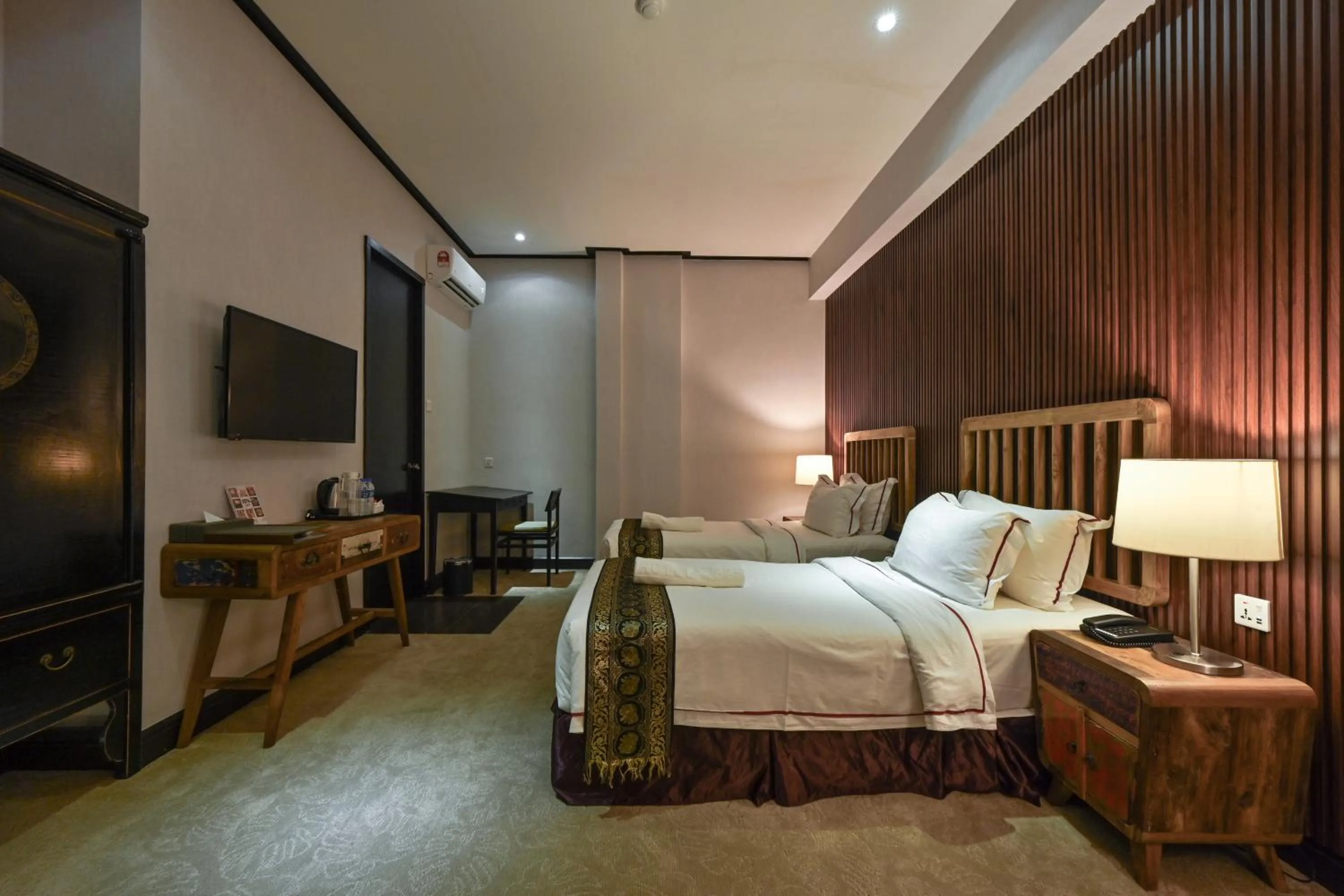 Bed in 1825 Gallery Hotel