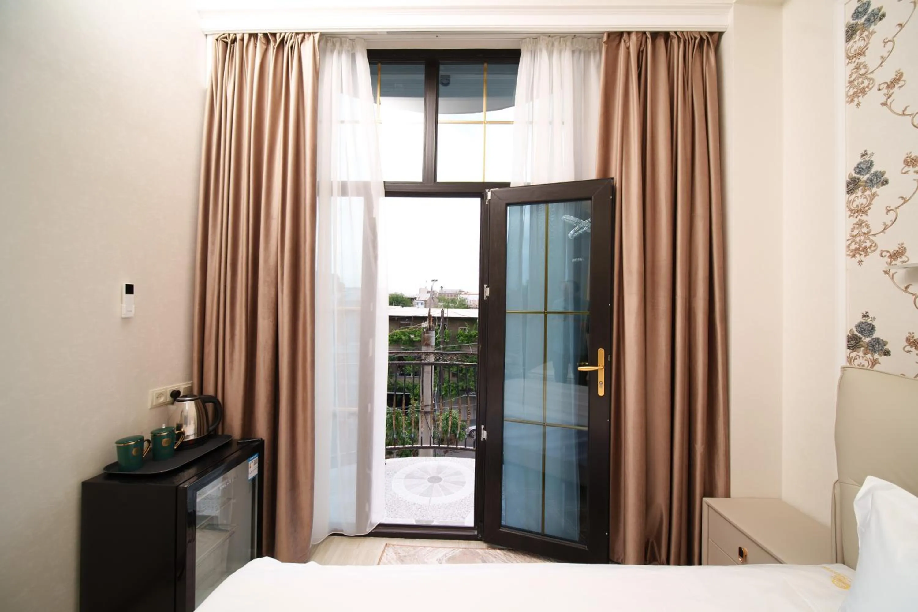 Balcony/Terrace, Bed in Emmanuel Hotel Yerevan