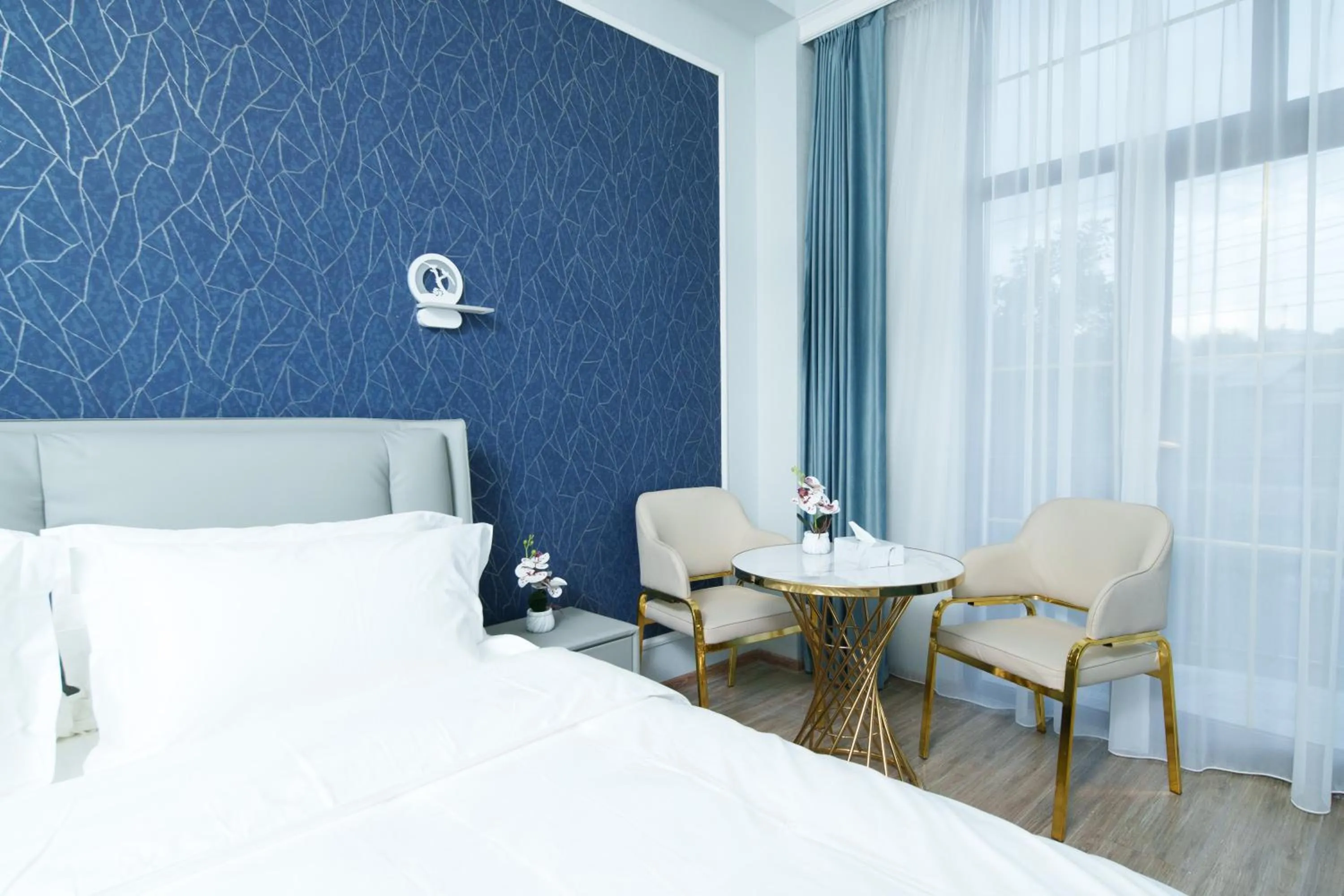 Living room, Bed in Emmanuel Hotel Yerevan