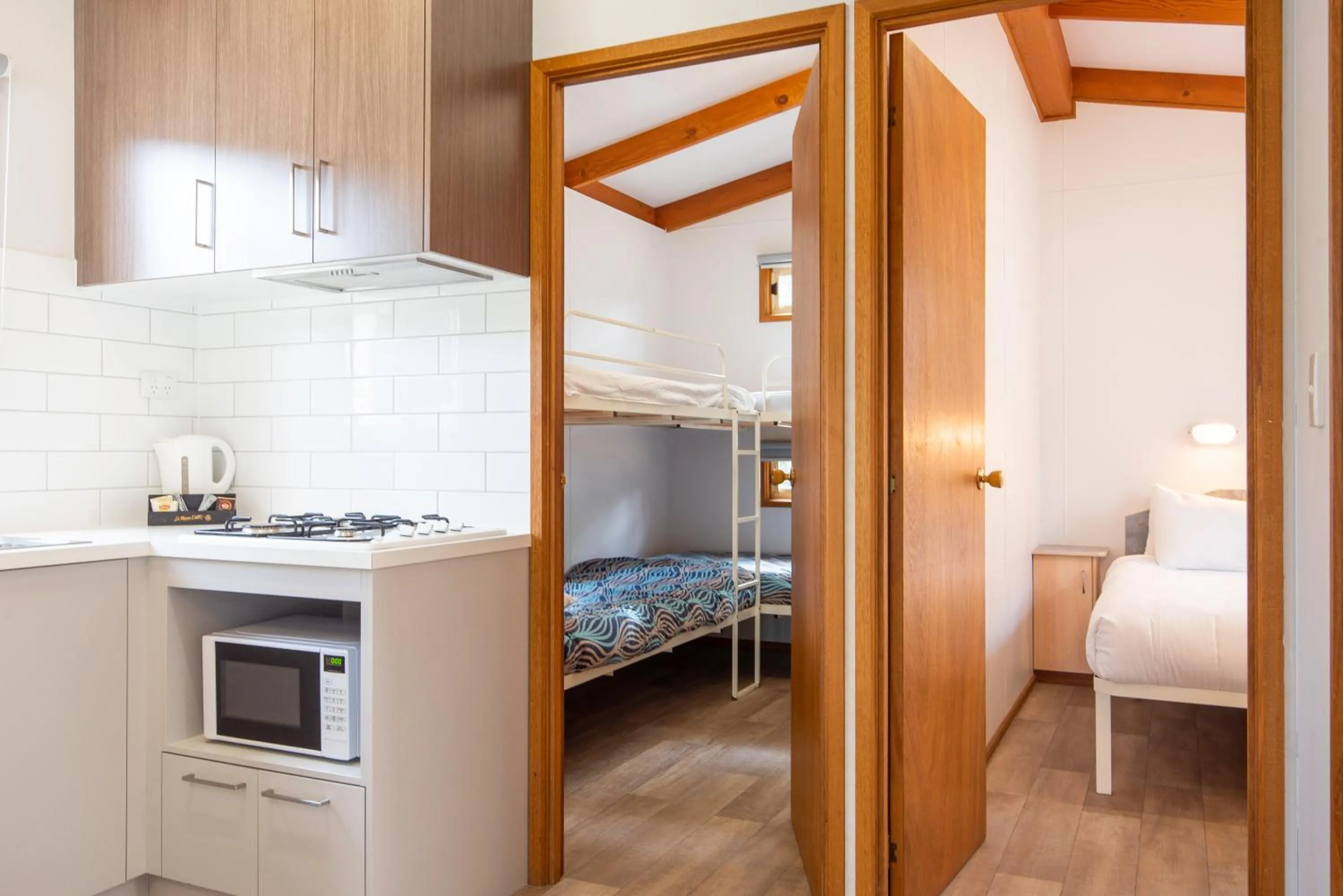 Kitchen or kitchenette, Bed in Echo Holiday Parks - Renmark