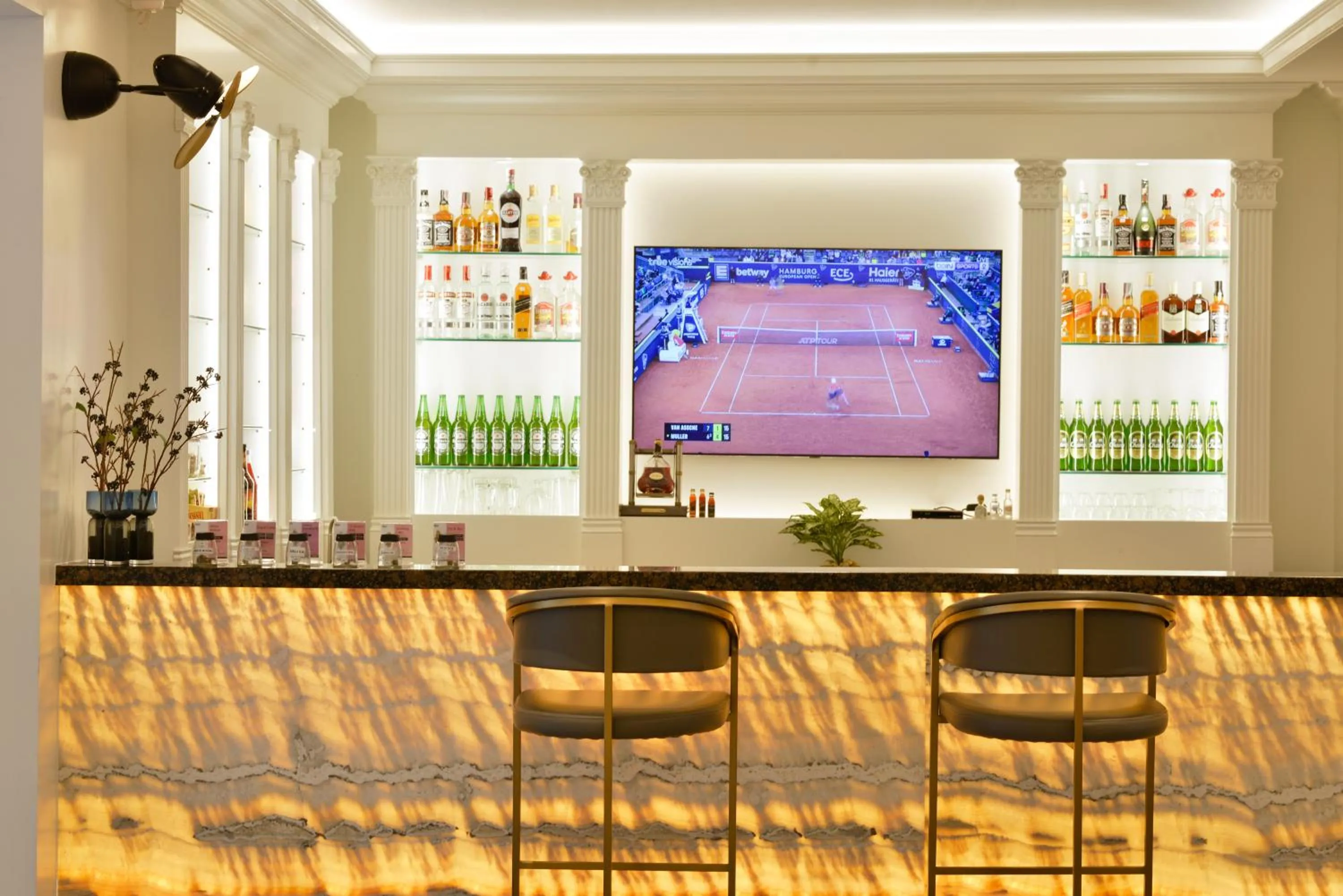 Lounge or bar in The Beverly Hotel Pattaya