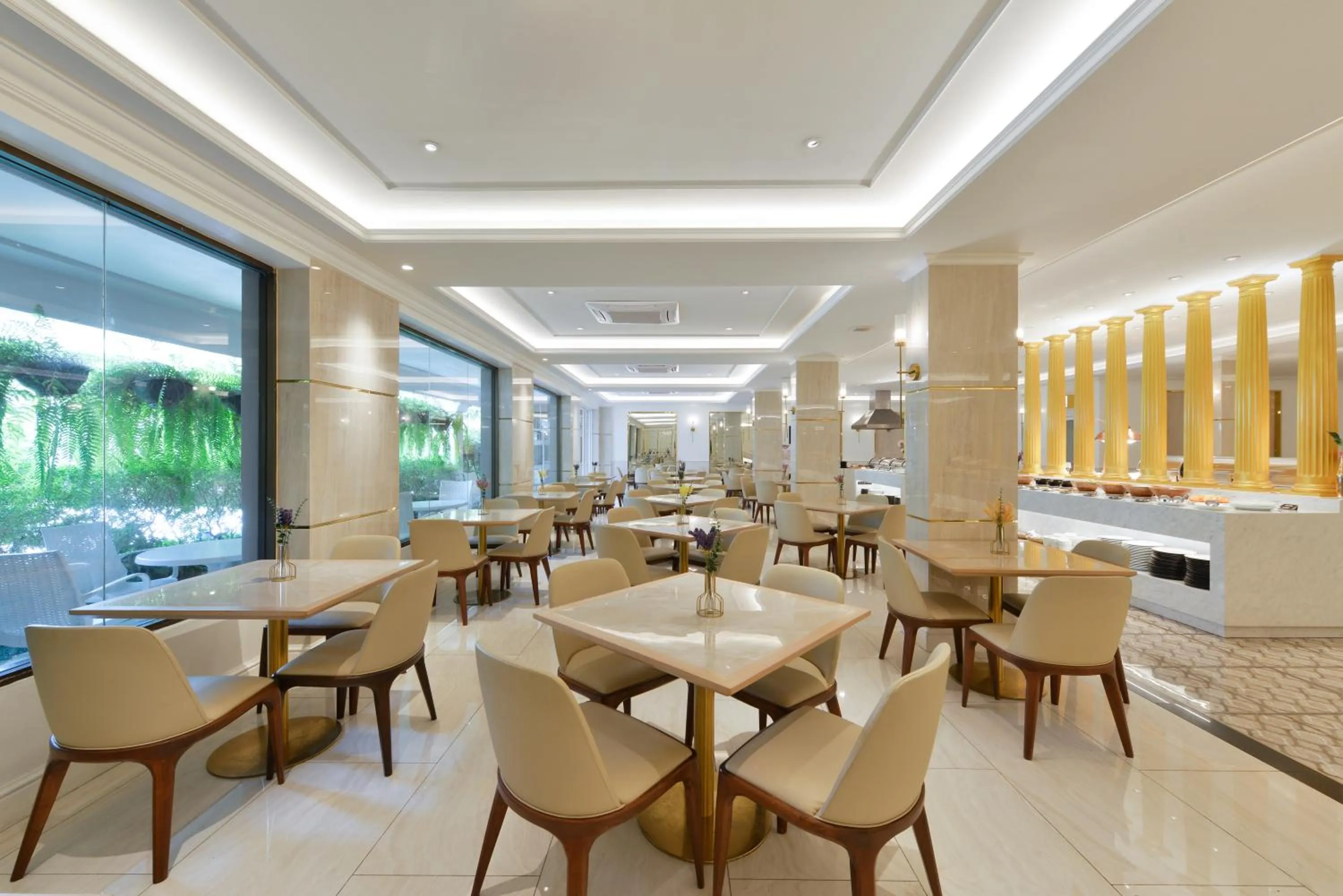 Restaurant/places to eat in The Beverly Hotel Pattaya