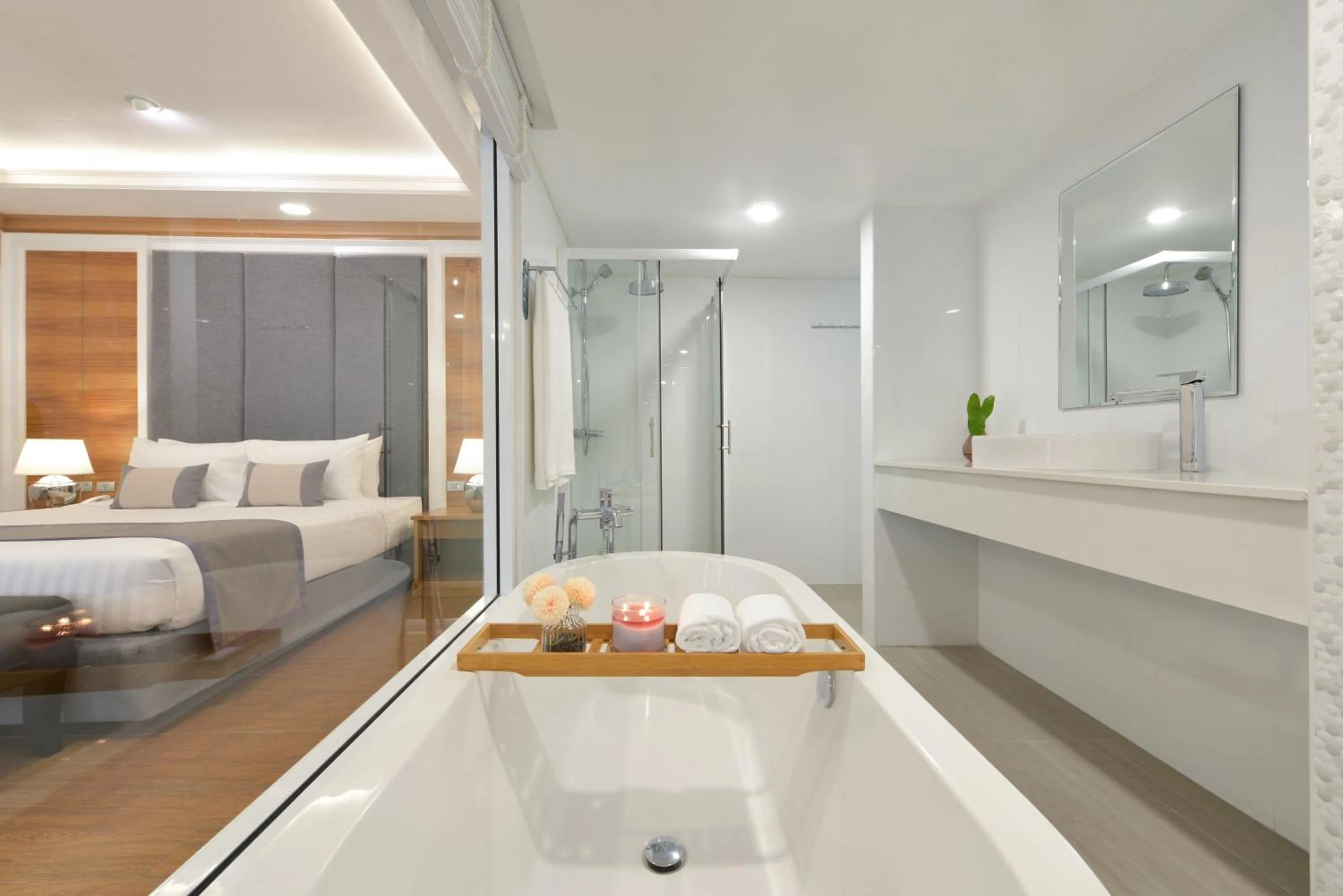 Shower, Bed in The Beverly Hotel Pattaya