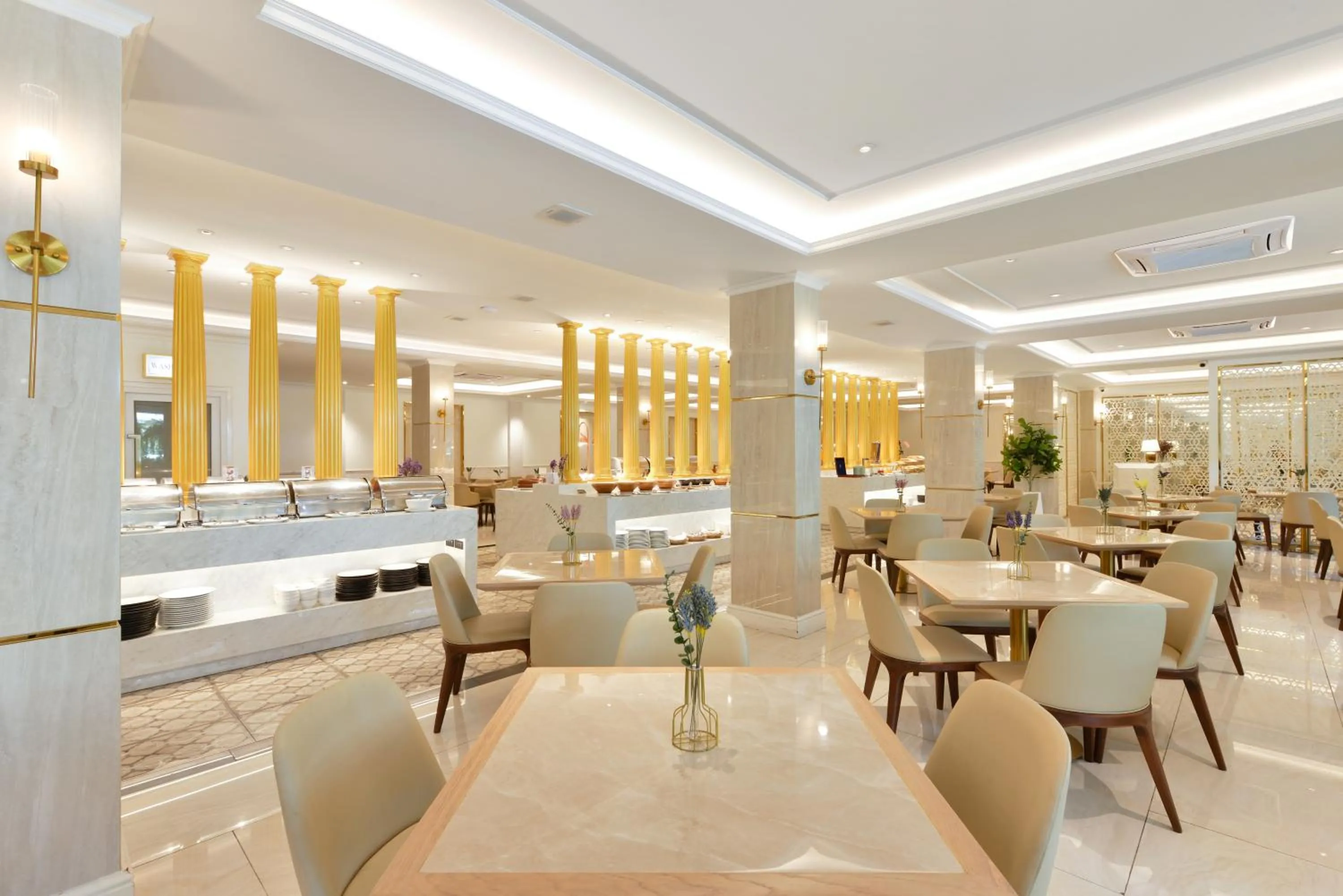 Restaurant/places to eat in The Beverly Hotel Pattaya