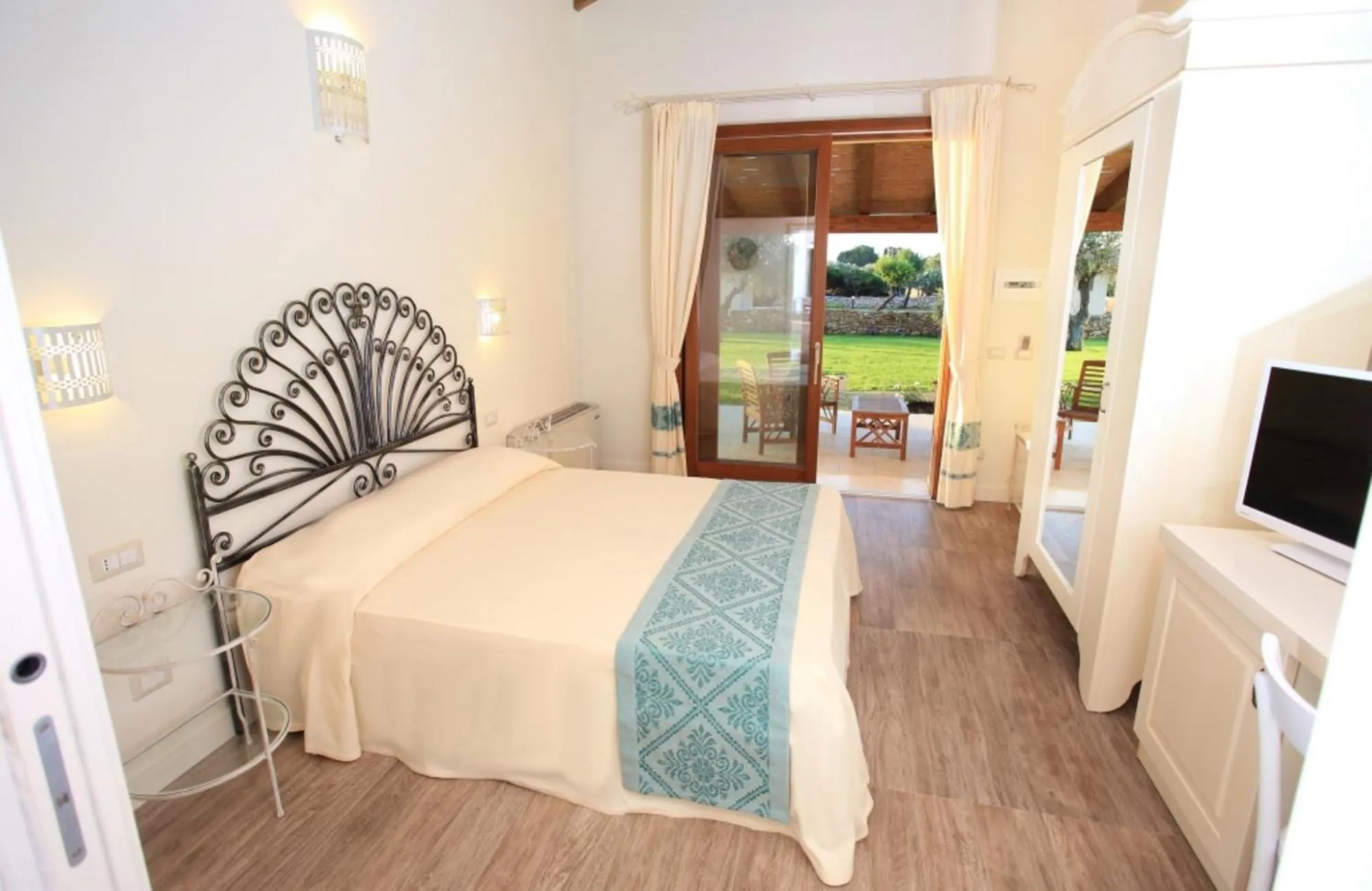 Bed in Inghirios Wellness Country Resort