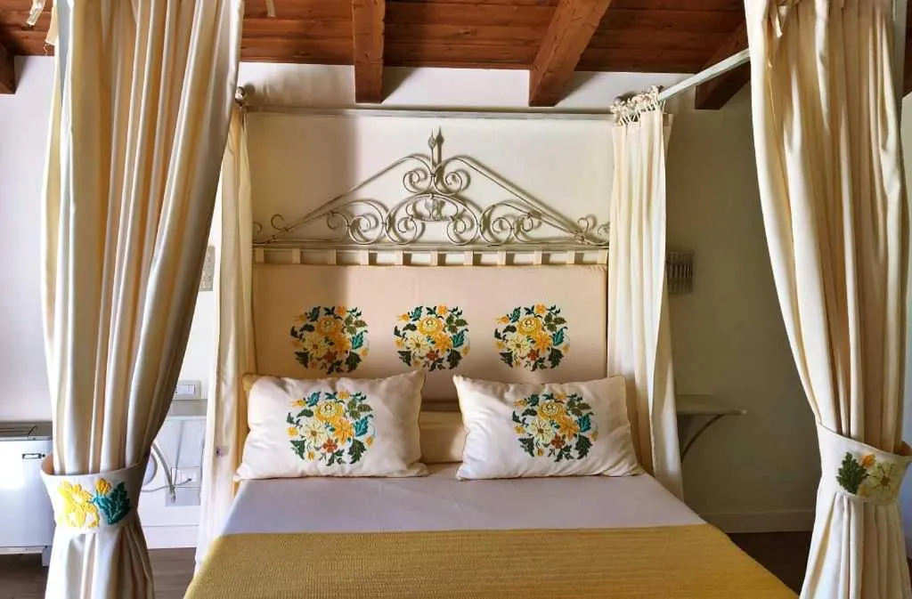 Bed in Inghirios Wellness Country Resort