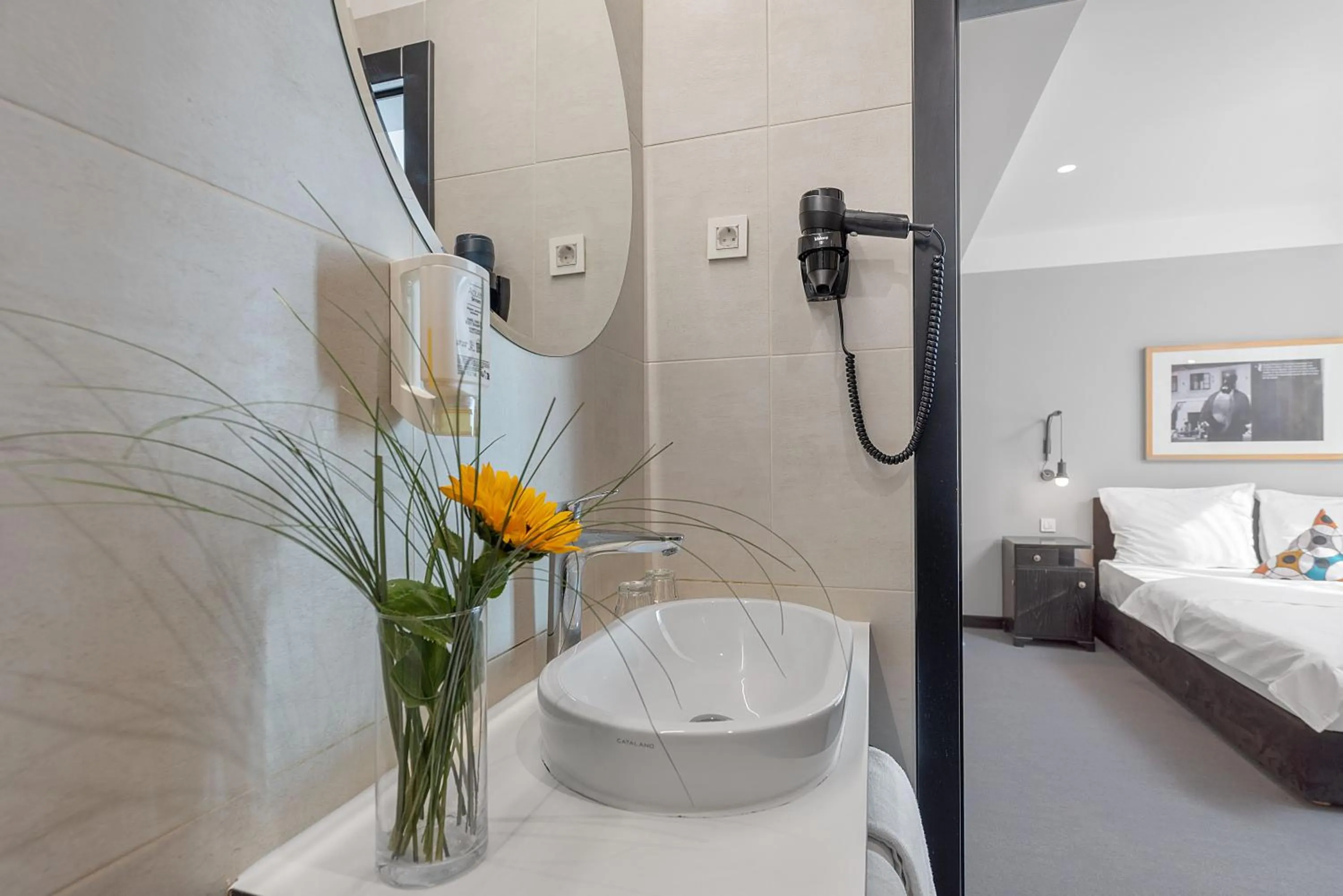 Bathroom, Bed in The Loop Hotel