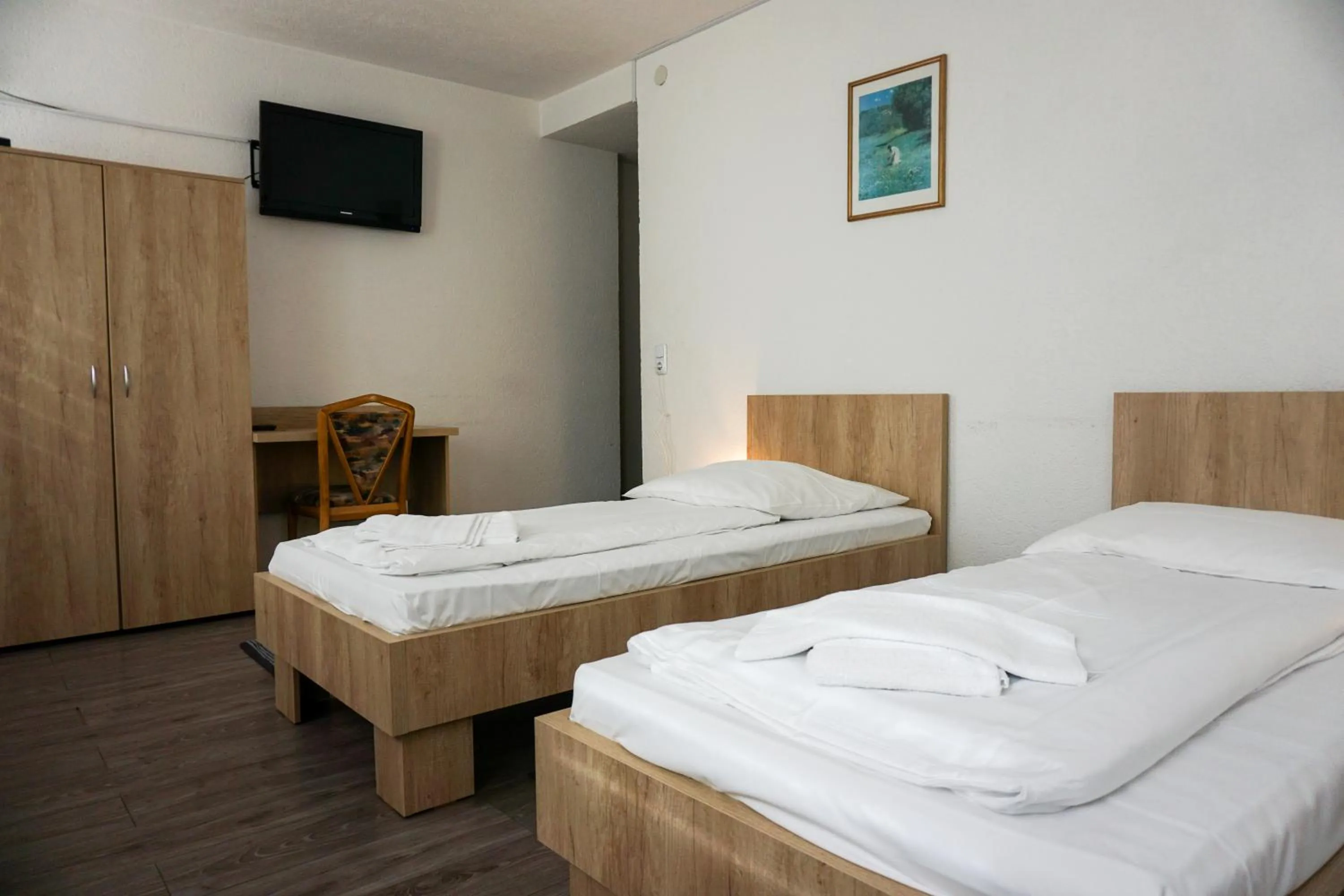 Communal lounge/ TV room, Bed in Hotel Kreuz