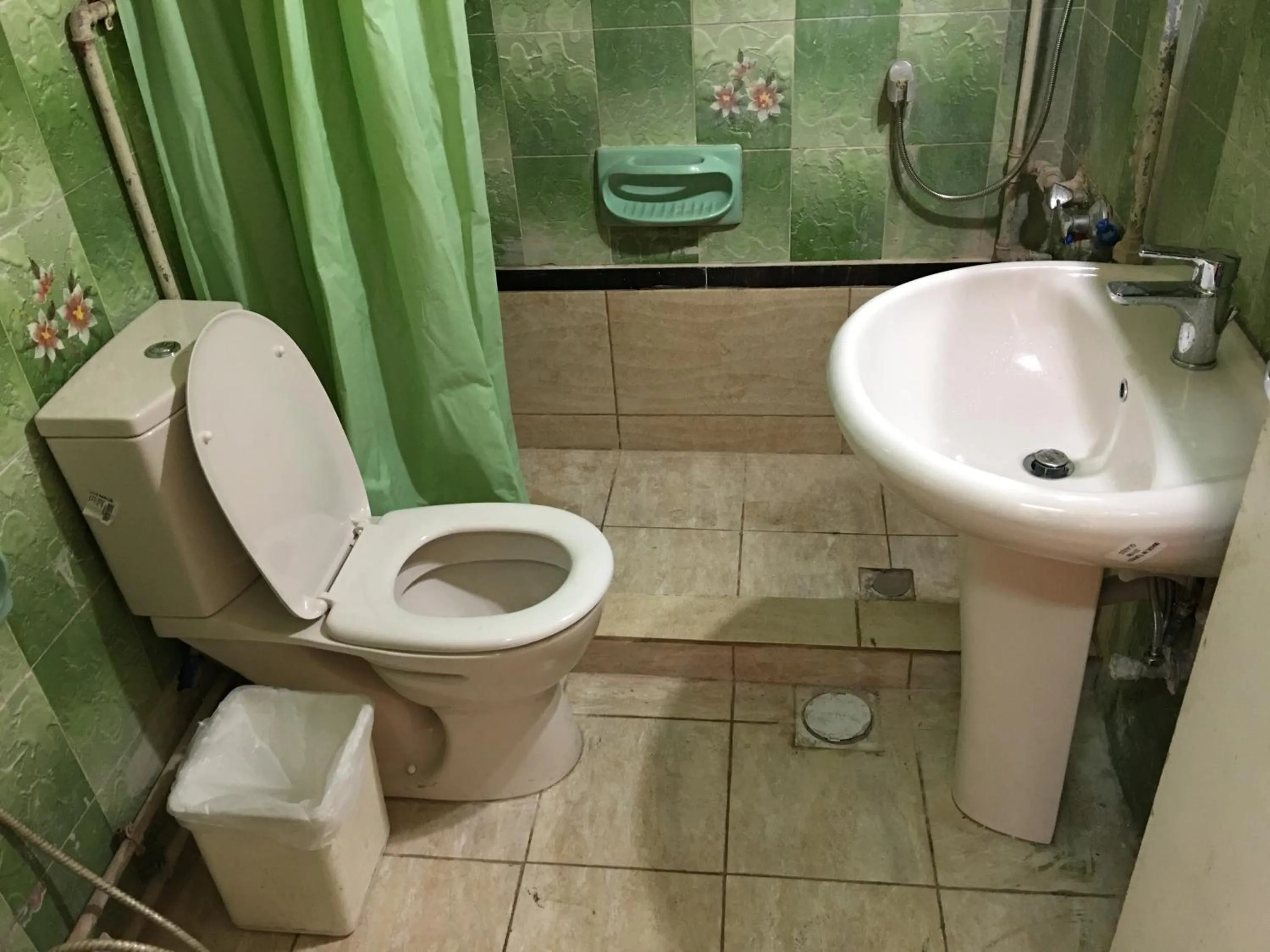 Shower in Aljazeera Hotel Apartments