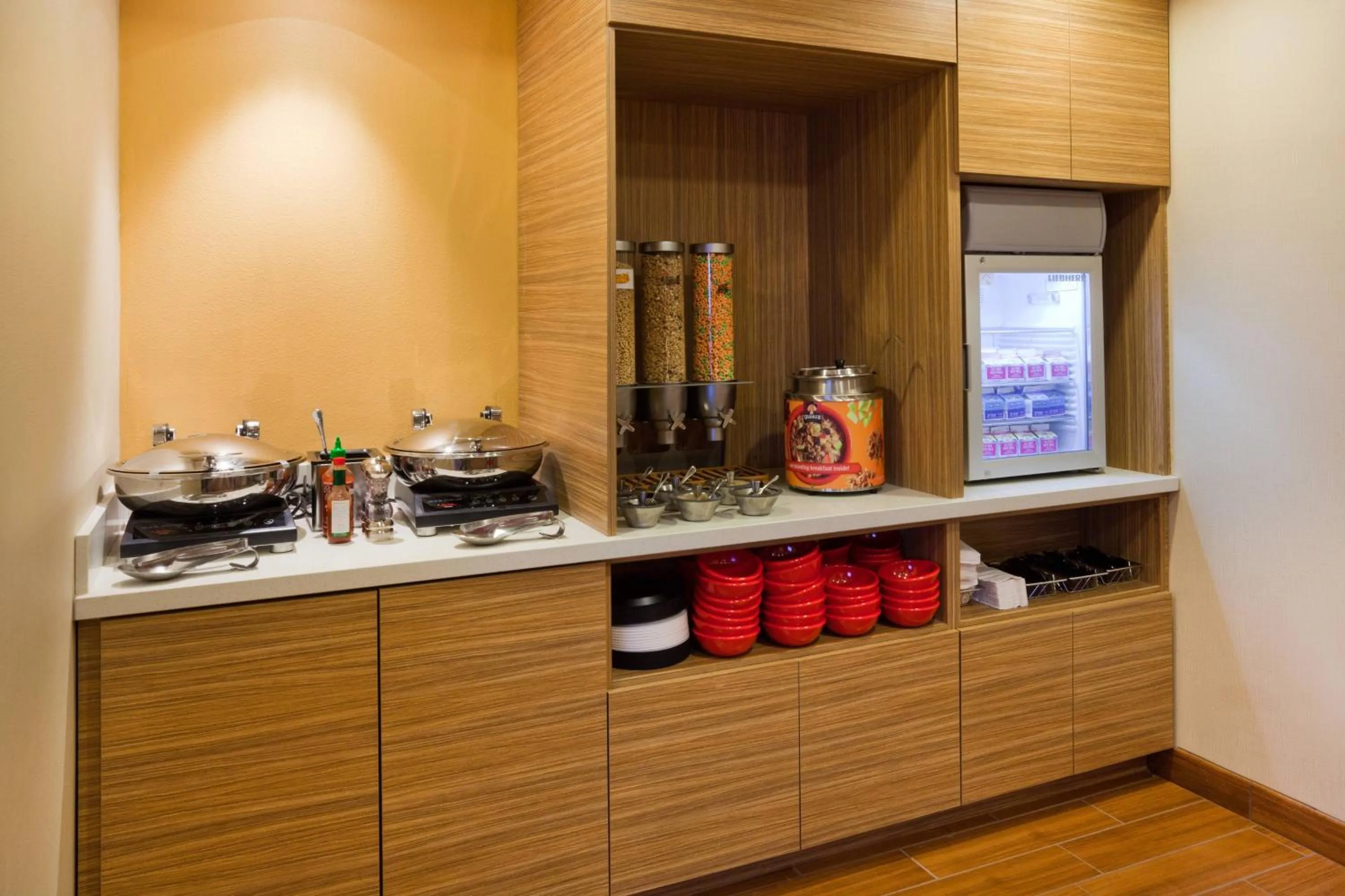 Breakfast in TownePlace Suites by Marriott Sioux Falls South