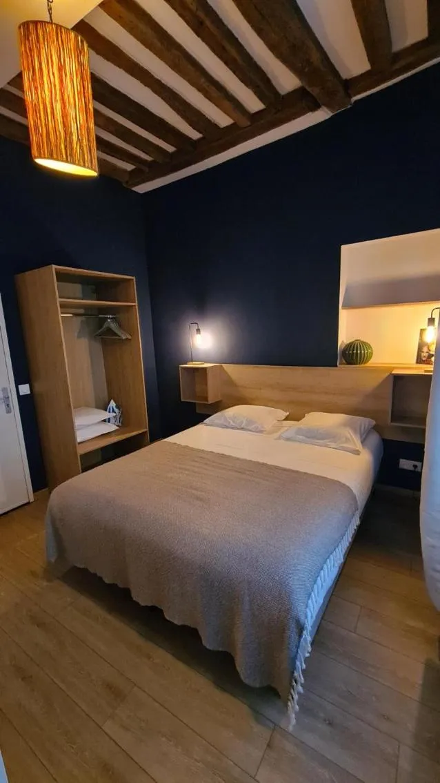 Bed in Transparent Marais