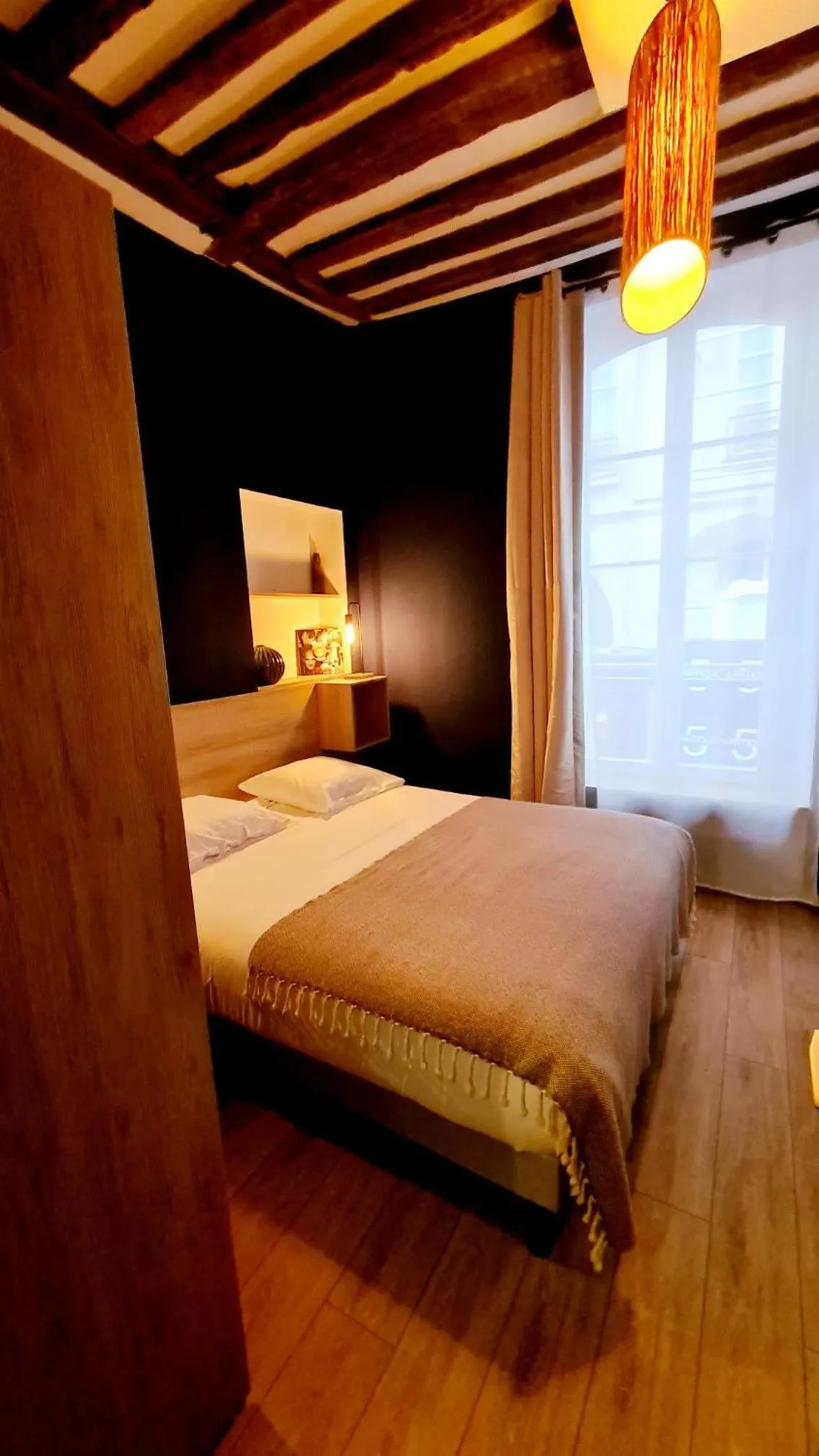 Bed in Transparent Marais