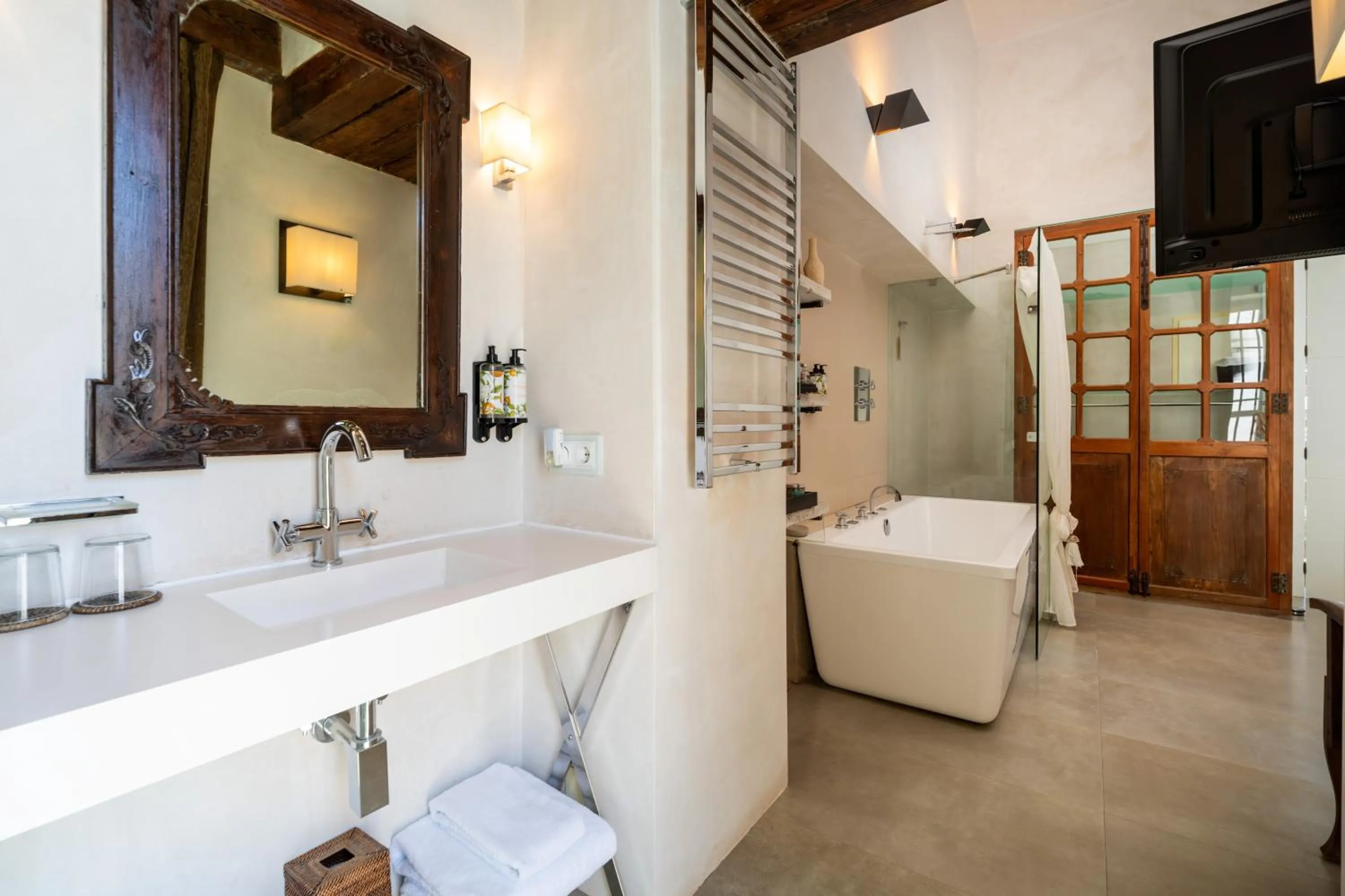 Bathroom in Hotel Boutique V - by Grupo Tribu