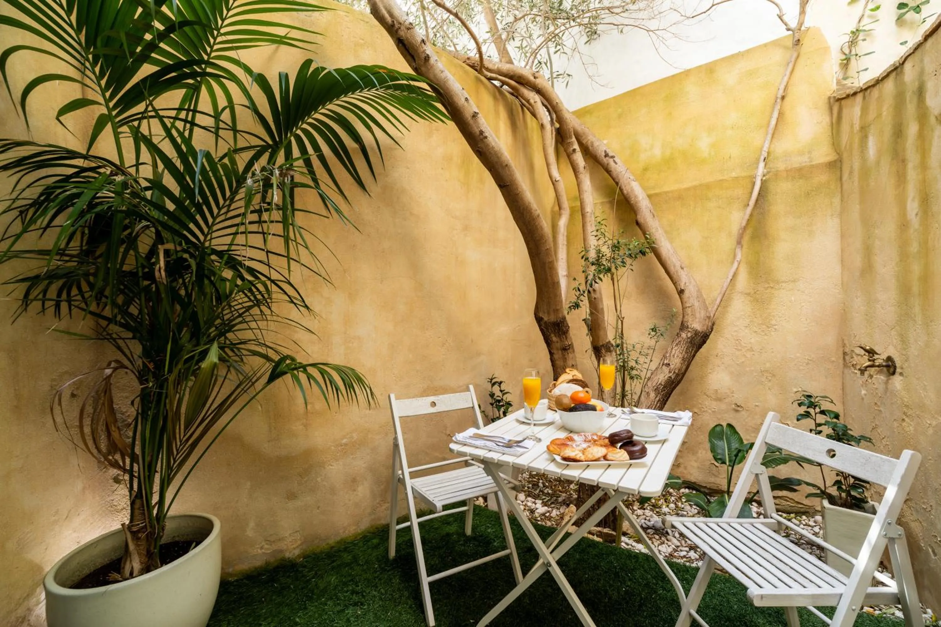 Patio in Hotel Boutique V - by Grupo Tribu