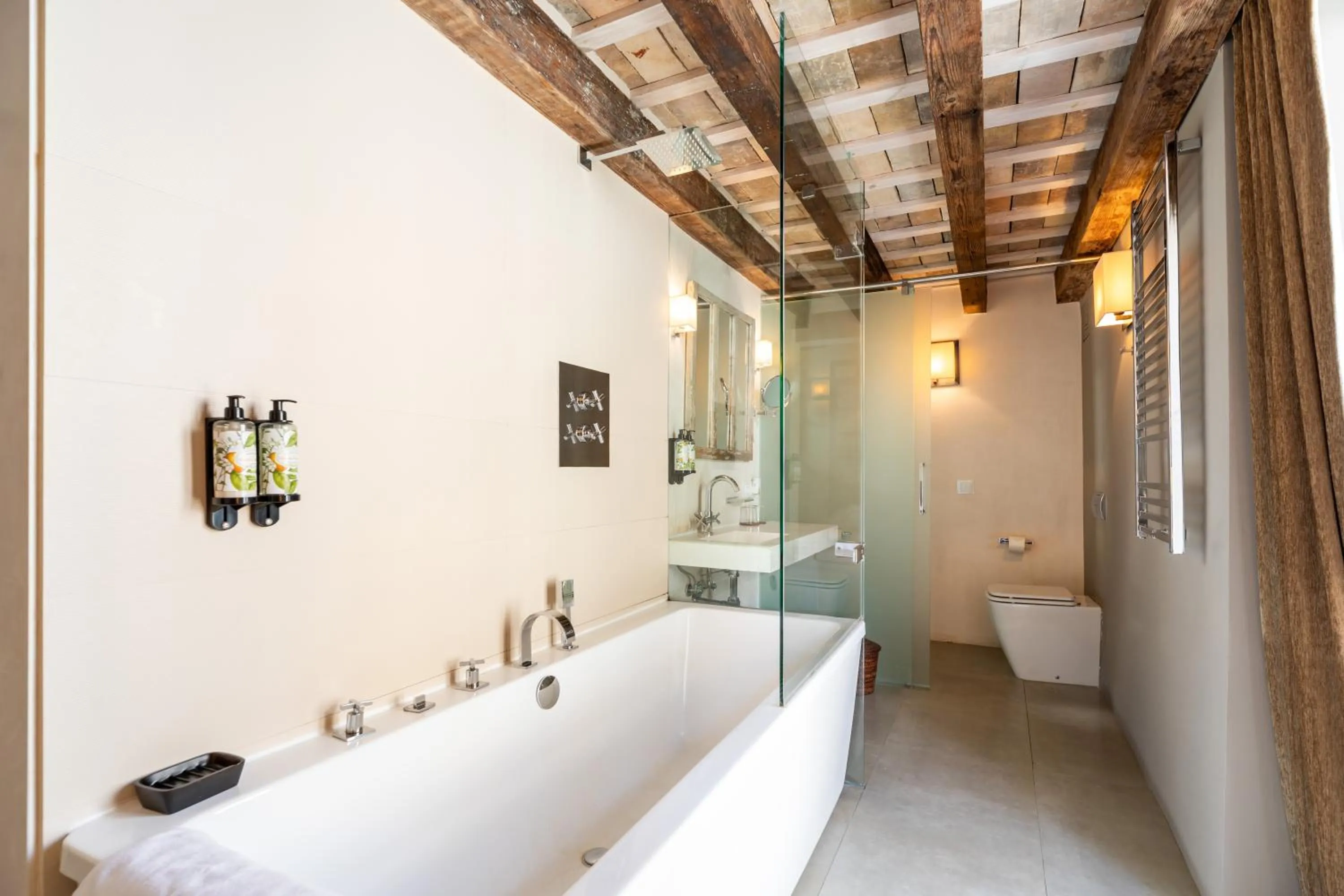 Bathroom, Bed in Hotel Boutique V - by Grupo Tribu