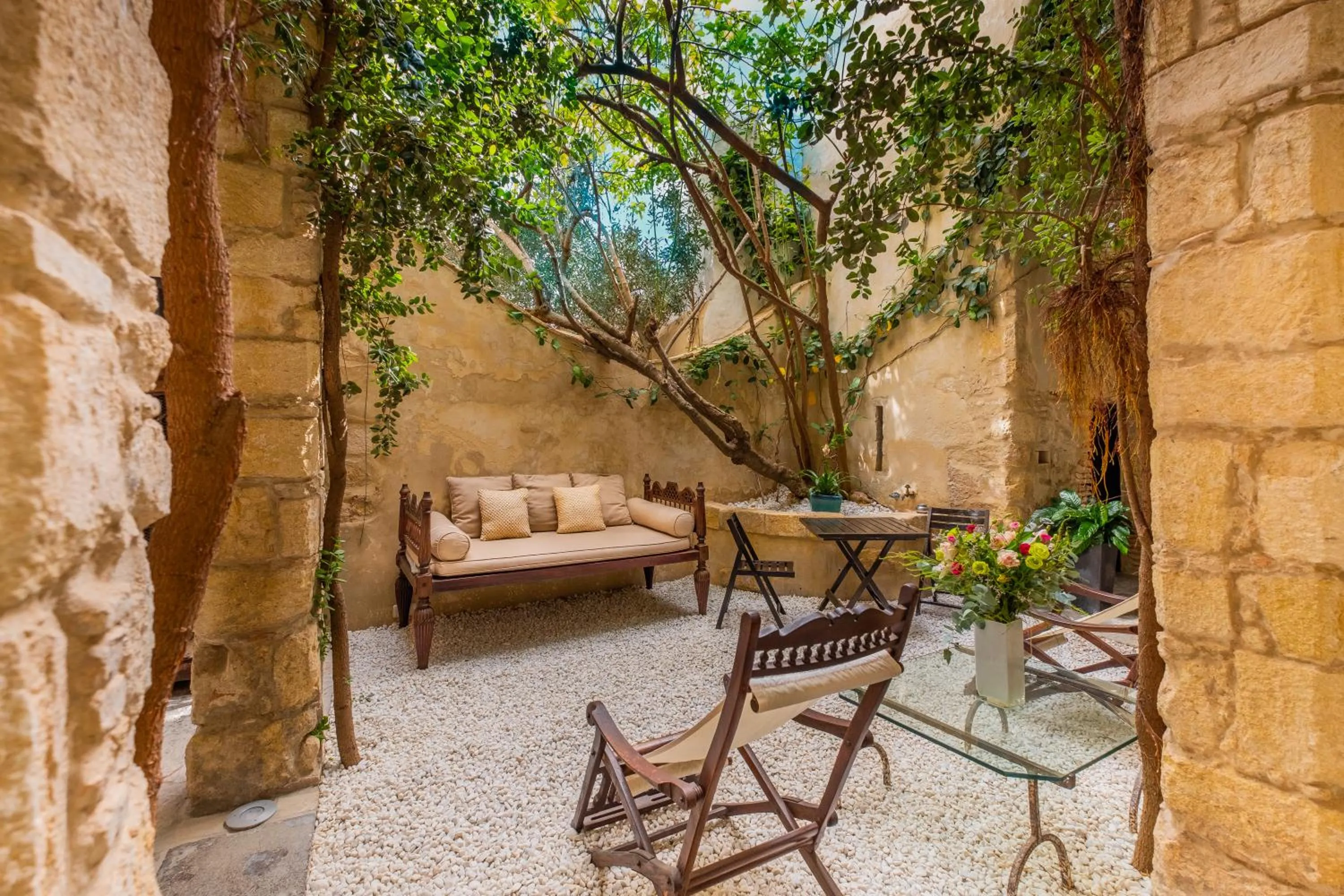 Patio in Hotel Boutique V - by Grupo Tribu