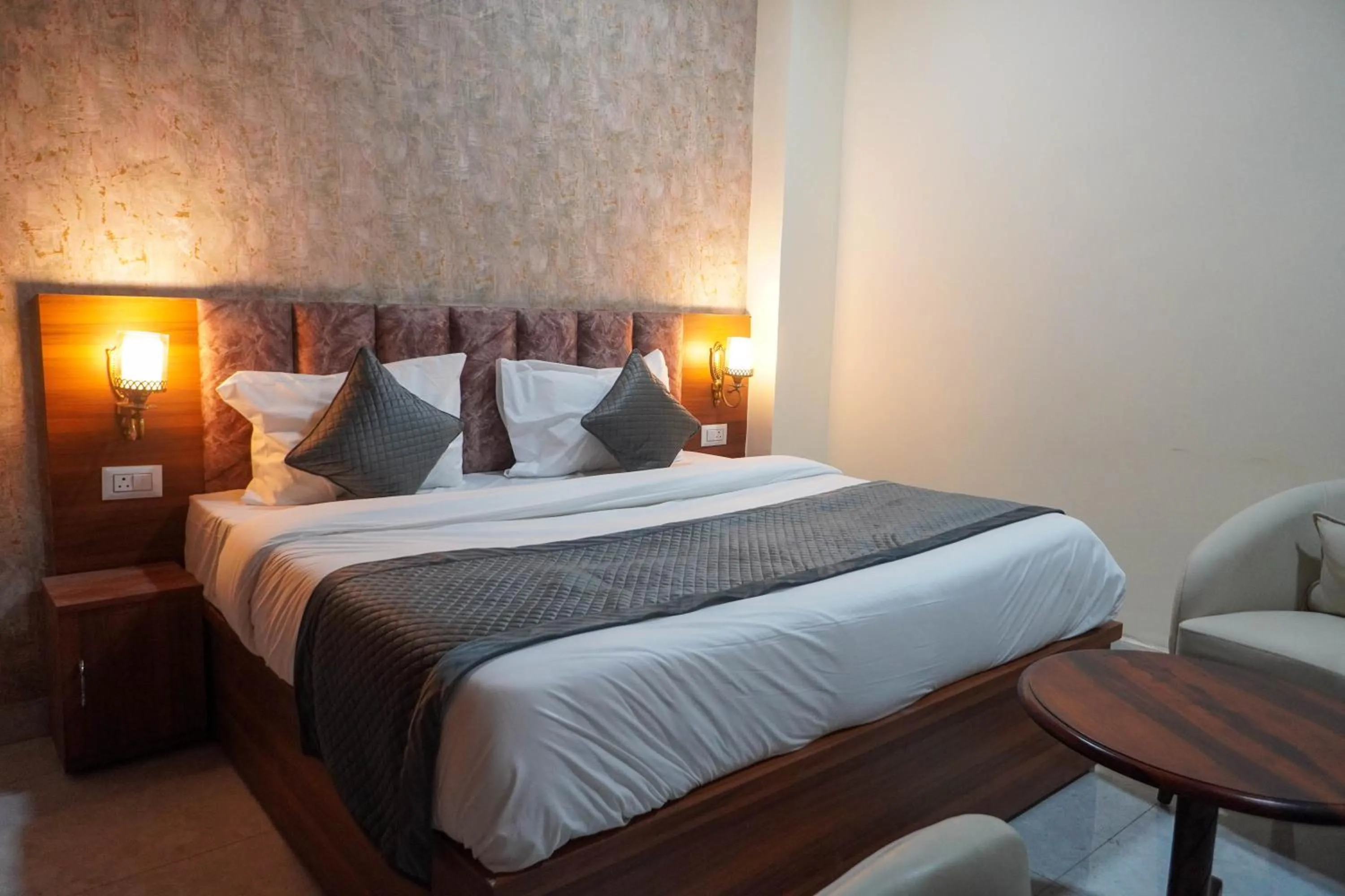 Bed in Hotel Relax Suites FNG Expresway 63 Noida