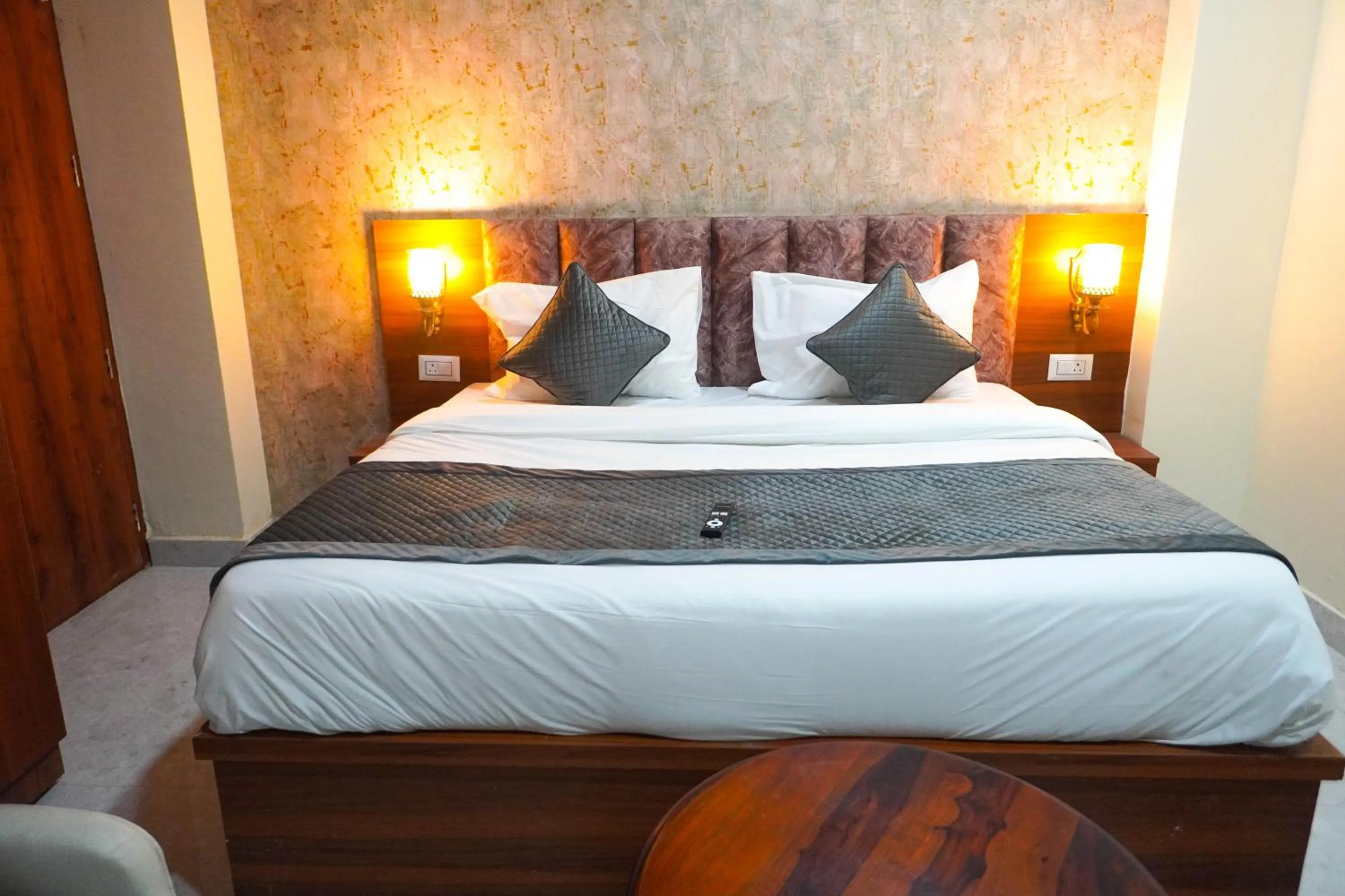 Bed in Hotel Relax Suites FNG Expresway 63 Noida