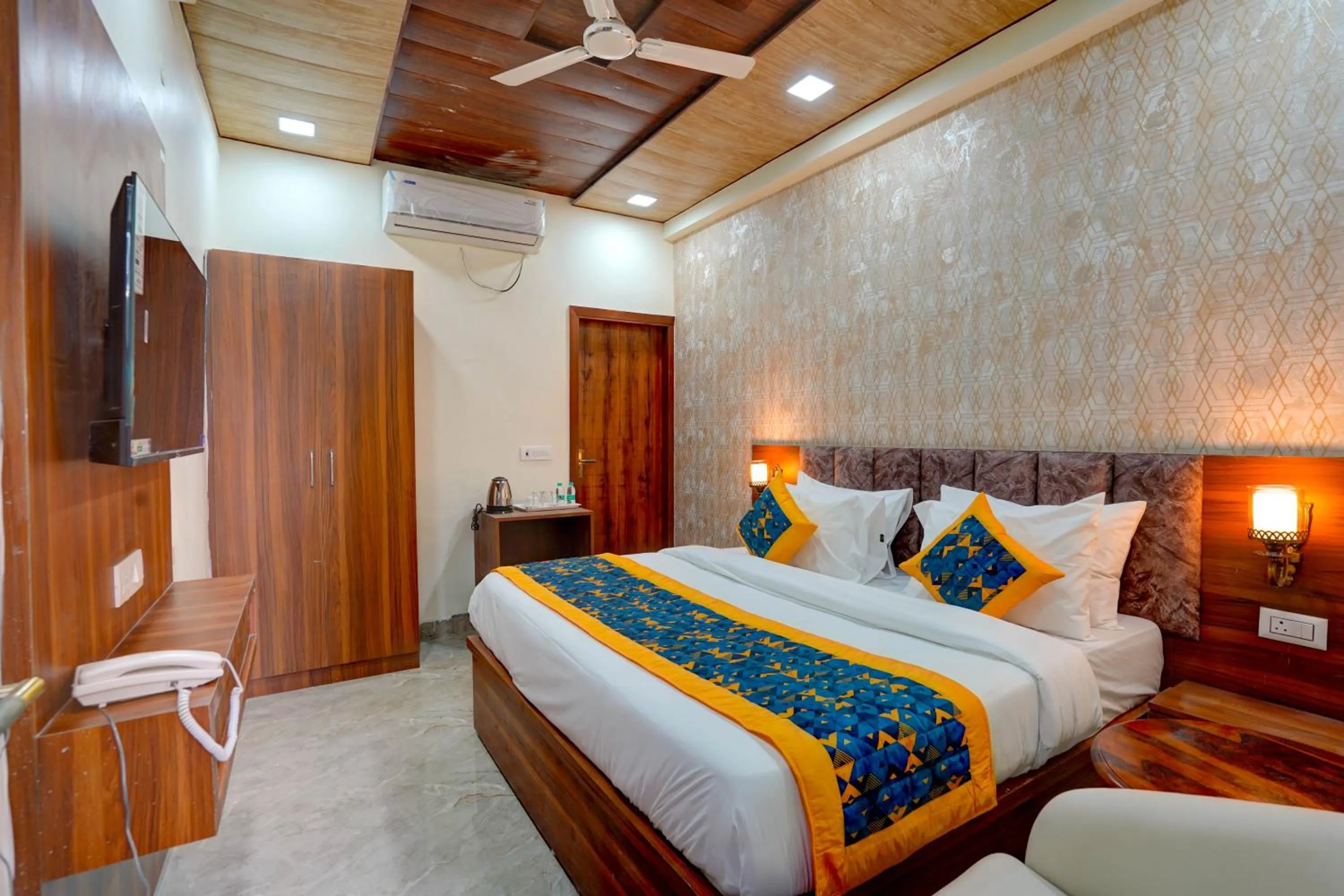 Bed in Hotel Relax Suites FNG Expresway 63 Noida