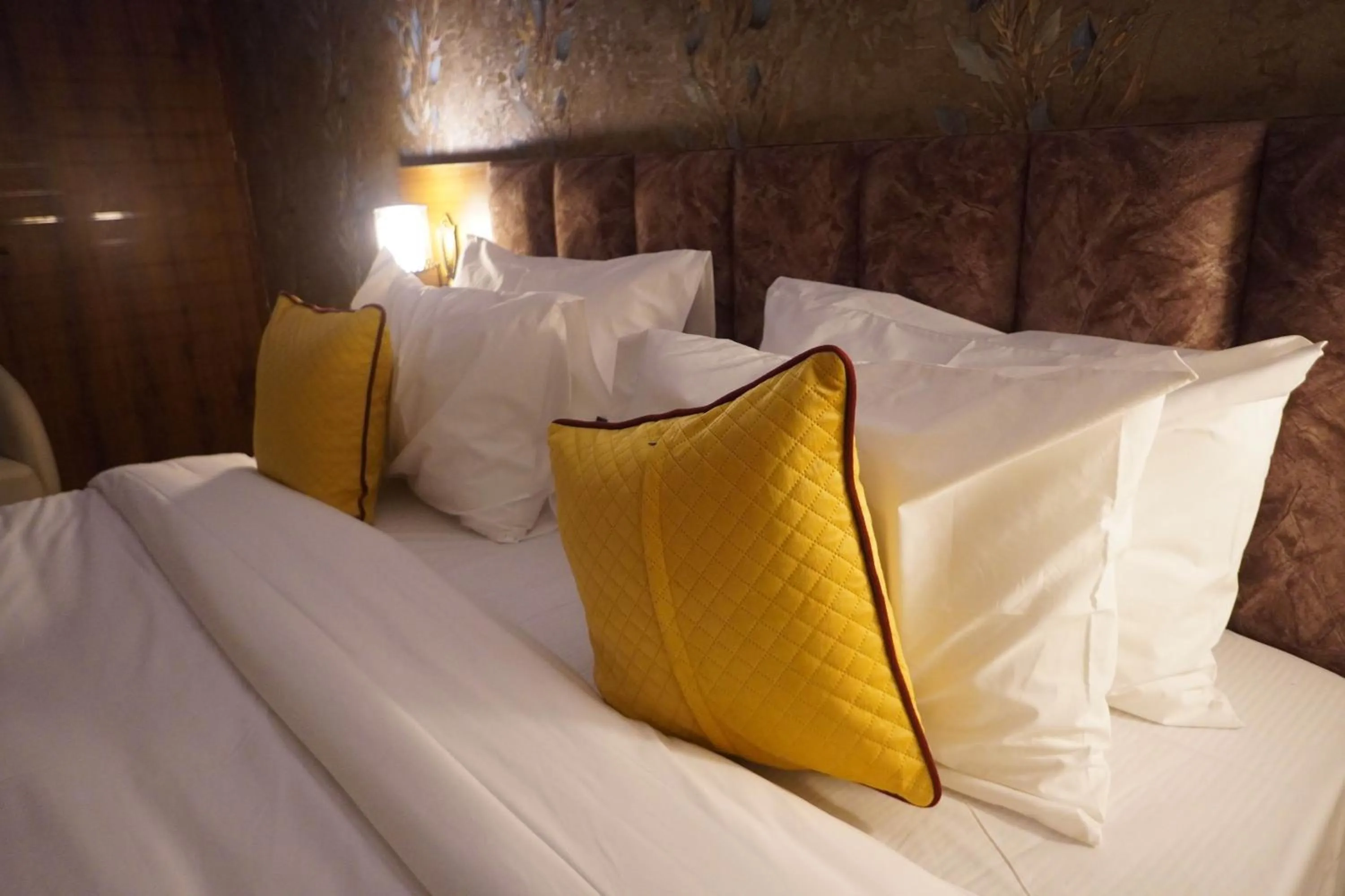 Bed in Hotel Relax Suites FNG Expresway 63 Noida