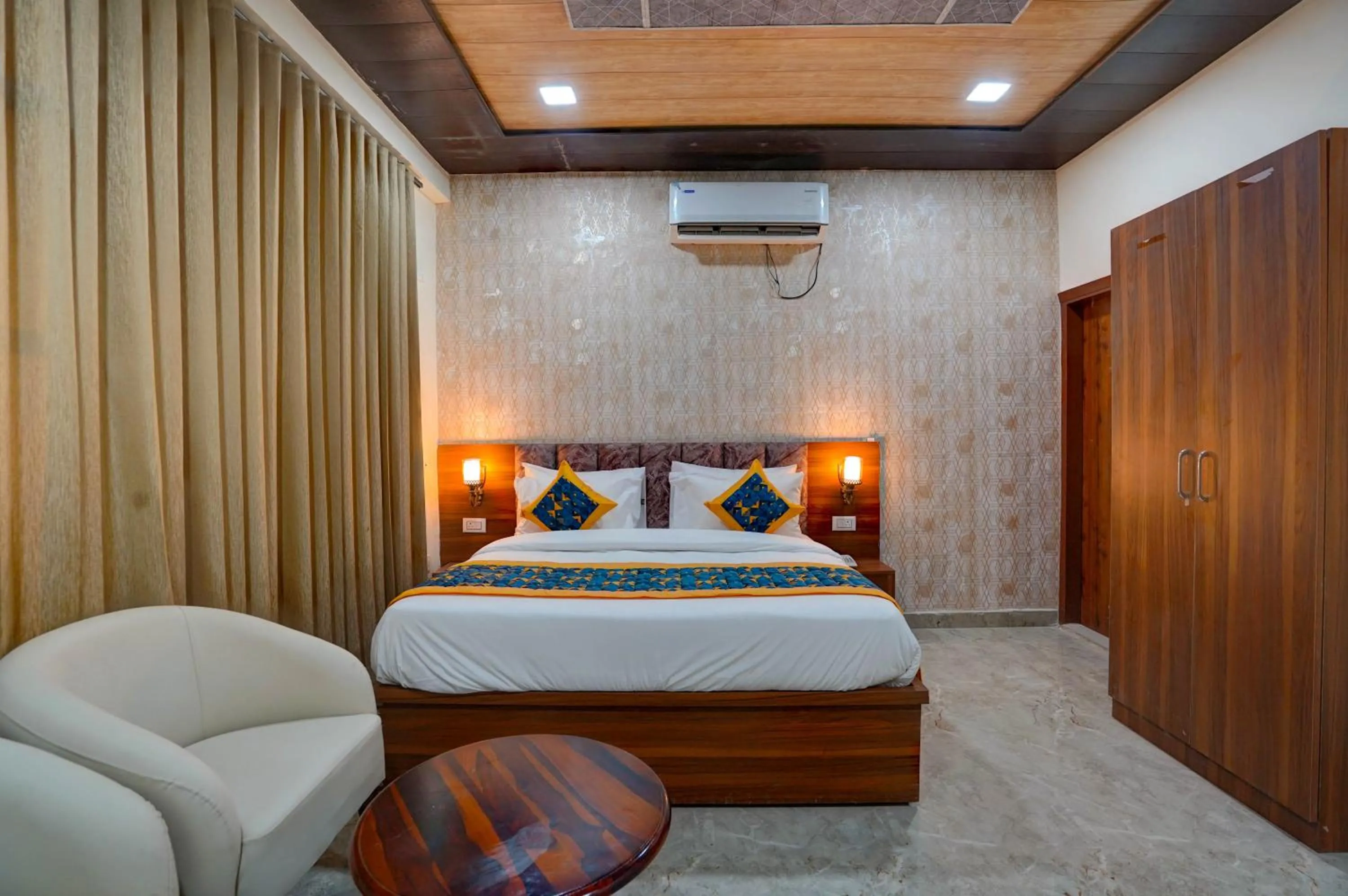 Property building, Bed in Hotel Relax Suites FNG Expresway 63 Noida
